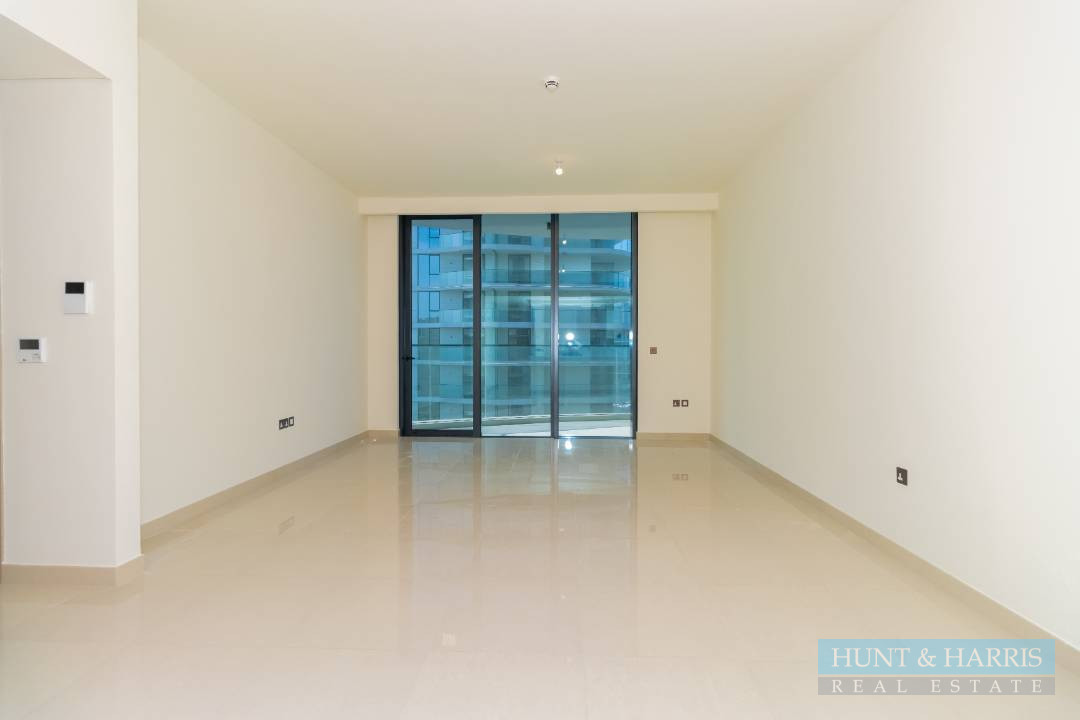 Pool and Sea Views - Mid floor -1 Bedroom for Sale Mina Al Arab