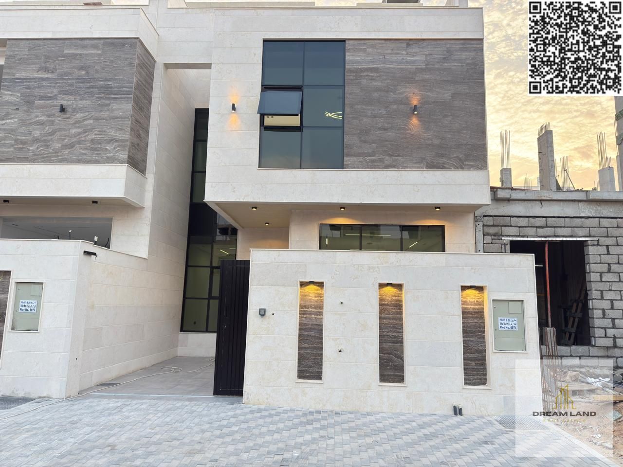 Villa for sale in Al-Haliyo area. Features: 5 master bedrooms • Majlis with bathroom • Living room with bathroom • Main kitchen • Maid's room • Large