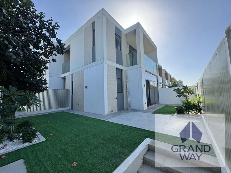 SINGLE ROW | NEAR AMMENITIES | LANDSCAPED| CORNER