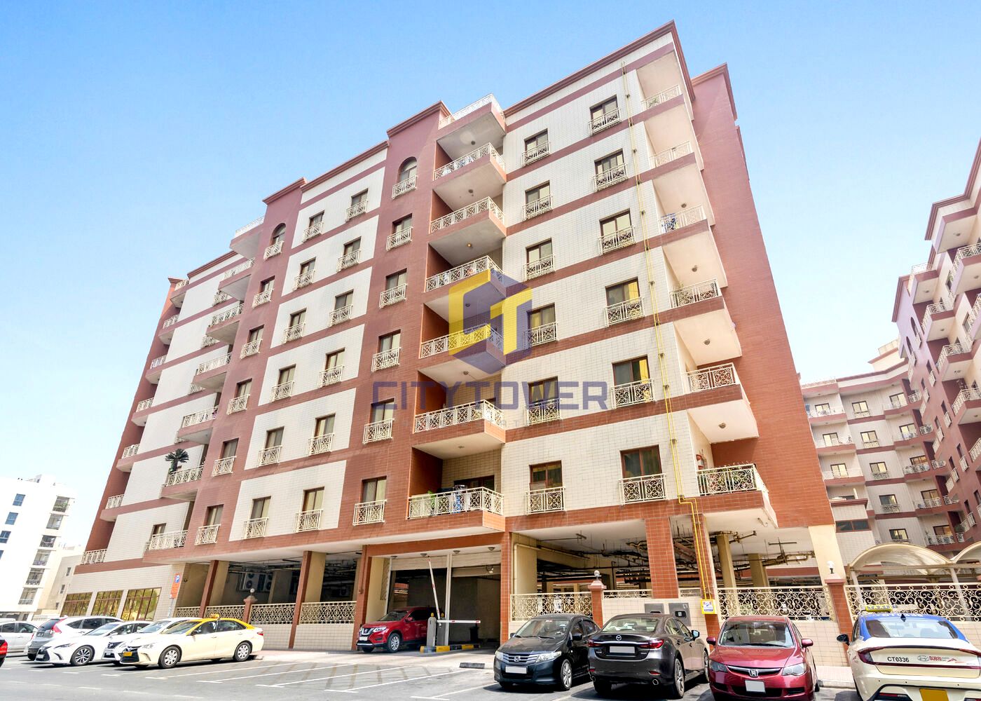 Huge and Bright 2 Bedroom Hall Apartment in Al Raffa with Pool Gym