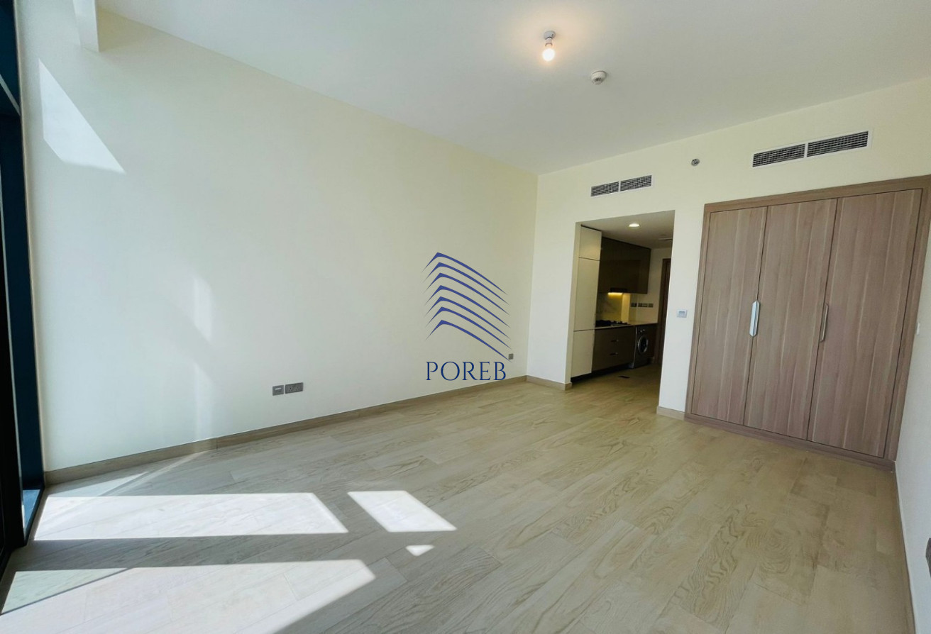 XL Studio | Pool and Boulevard | 4 cheques