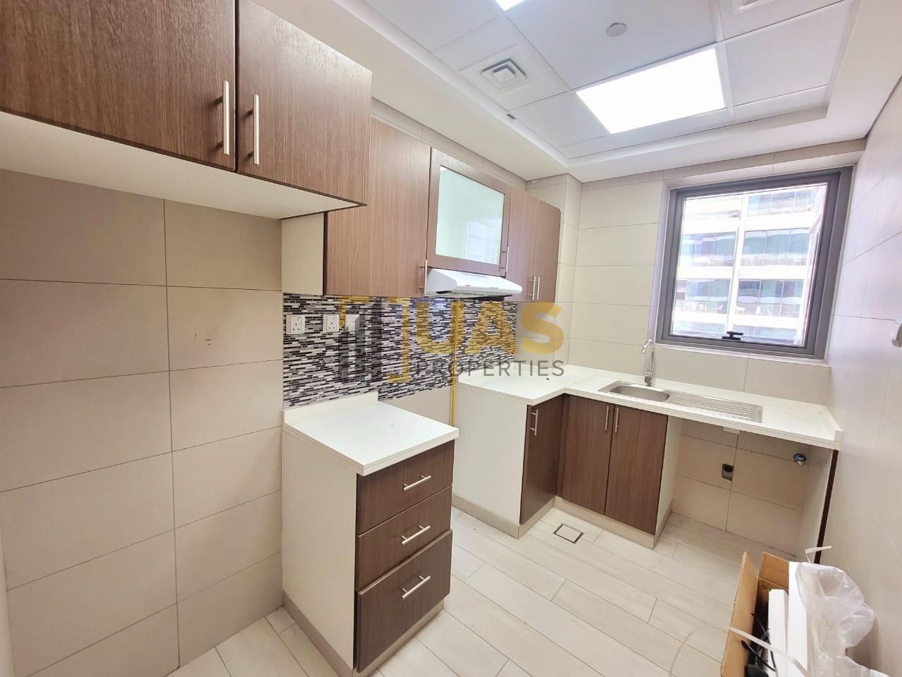 Spacious 1bhk with gym pool near to Metro station only 5 munit walk