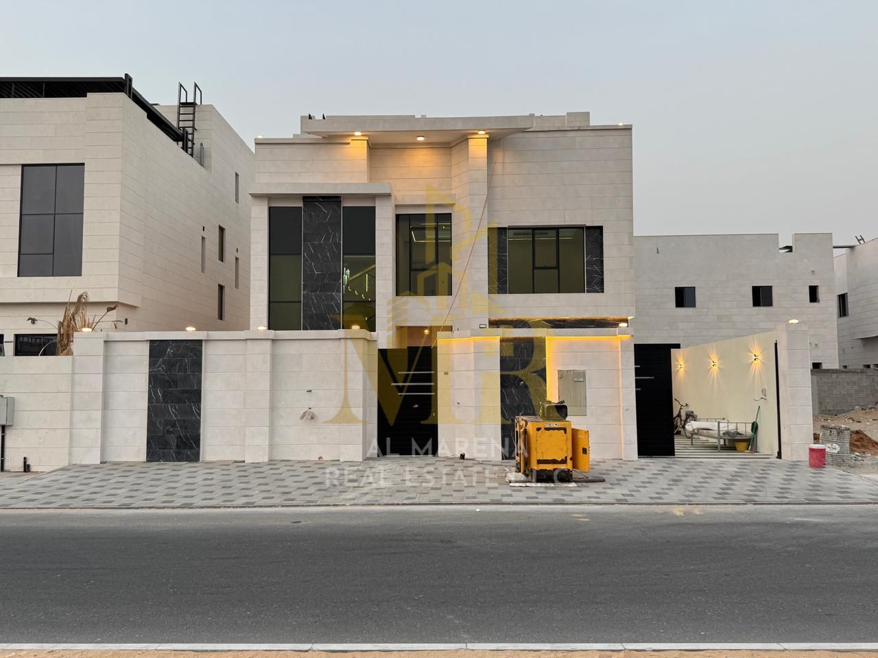 Villa directly from the owner, personal finishing, on a main street, close to all services, freehold ownership for all nationalities and without down