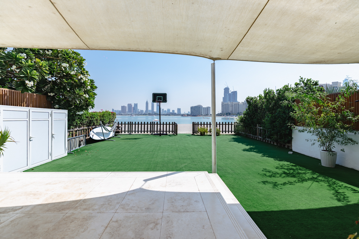 Beachfront living l Upgraded l Sea view