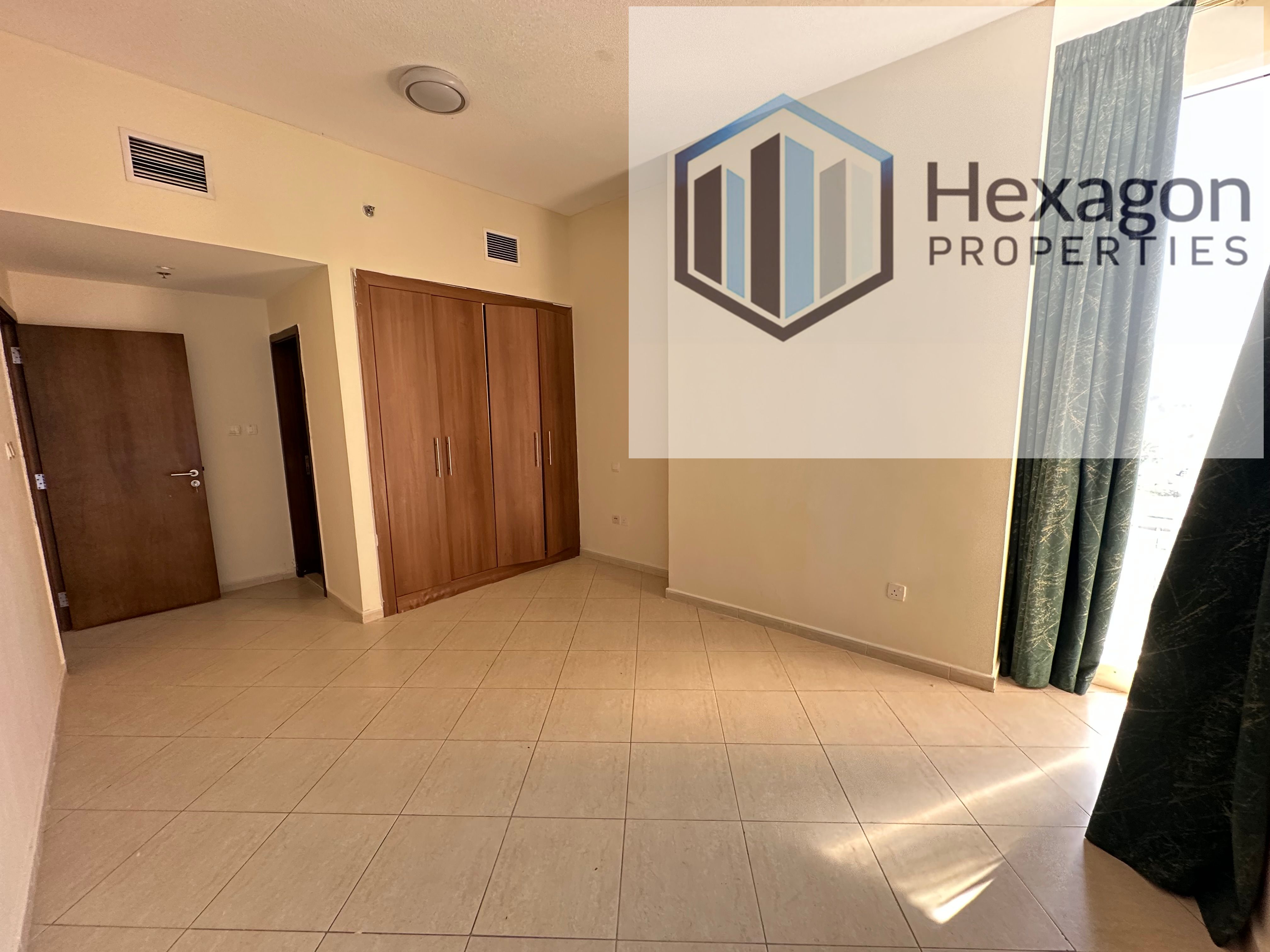 HUGE 1BHK APARTMENT||DOUBLE BALCONY||OPPOSITE TO SILICON CENTRAL MALL\\AED70K