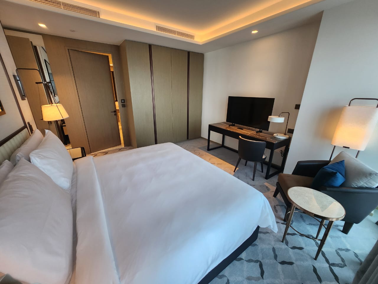 High Fully Furnished 2BHK Floor | Panoramic Harbour View | Balcony 240K