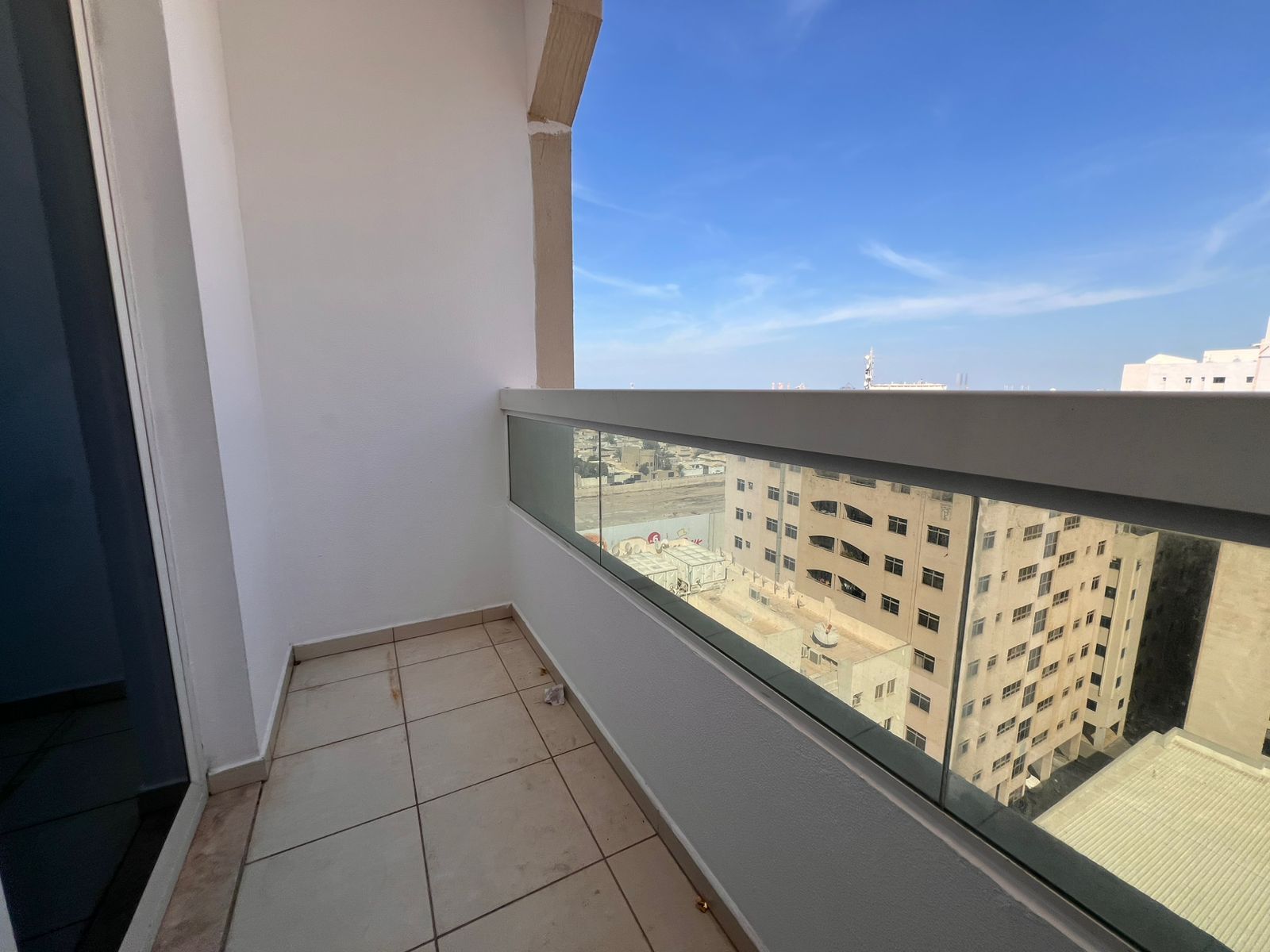A distinctive one-bedroom apartment with parking, built-in wardrobes, and a balcony. Flexible payment options and free maintenance throughout the cont