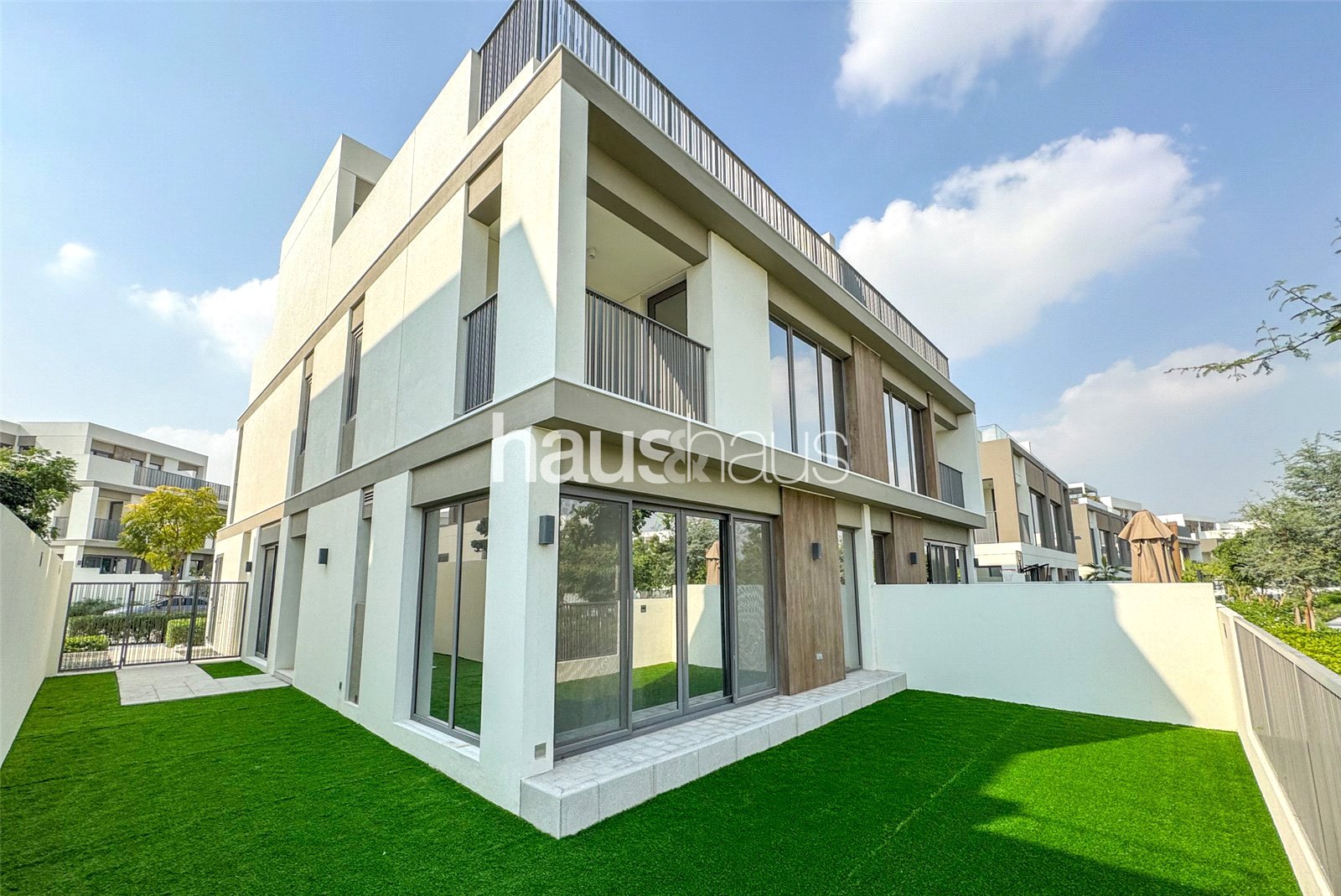 Single Row | Landscaped | Live Sky Suite | March