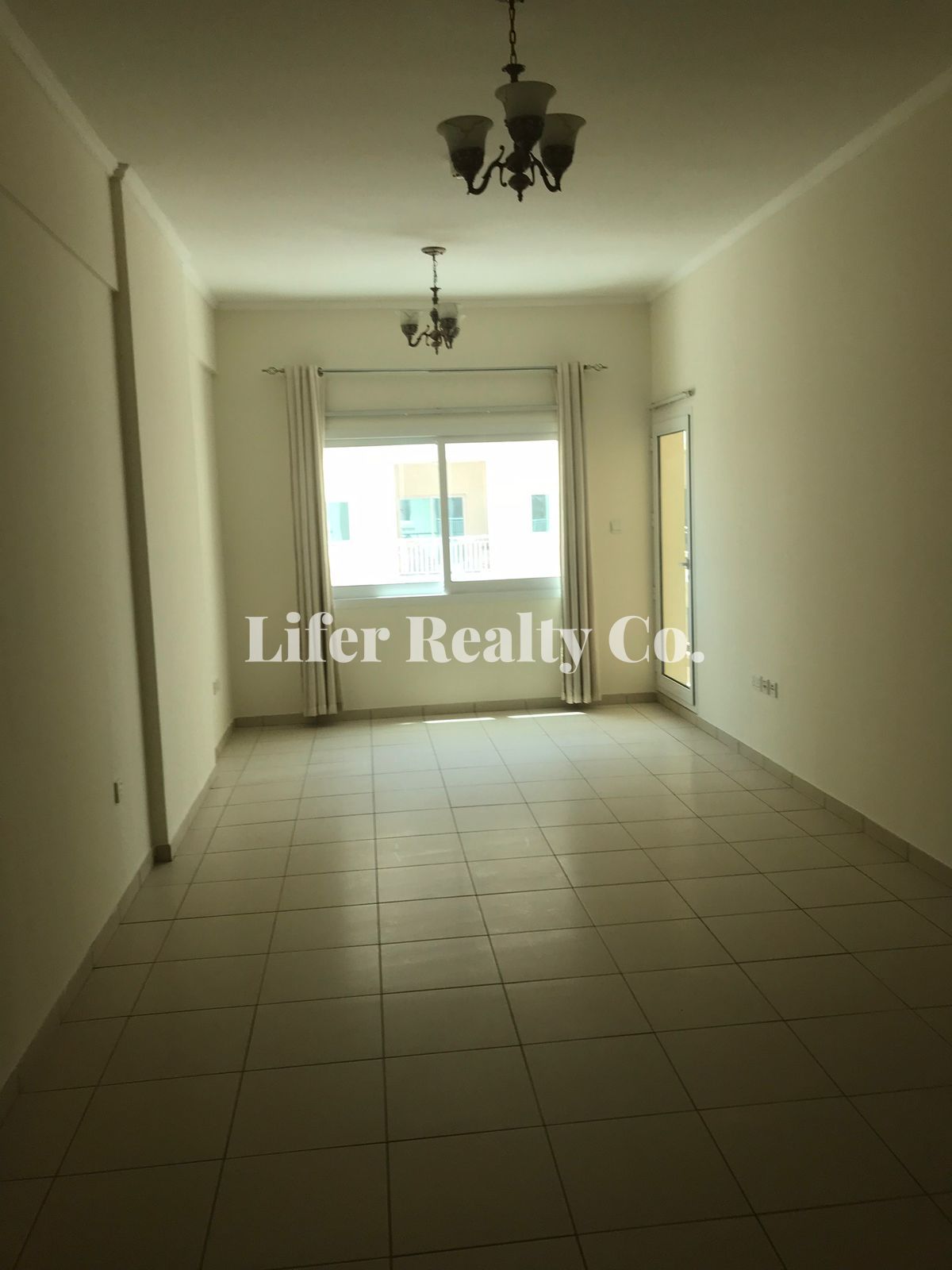 Spacious 1-BHK | 855 Sqft | Balcony | Que Point