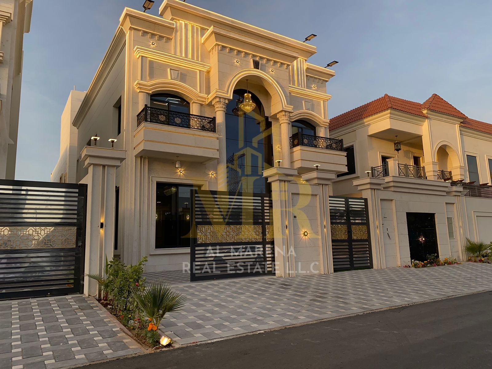 À vendre : Villa classique dans le quartier d'Al Helio 2. Finitions haut de gamme. Emplacement privilégié à proximité de la mosquée. Cette villa est p