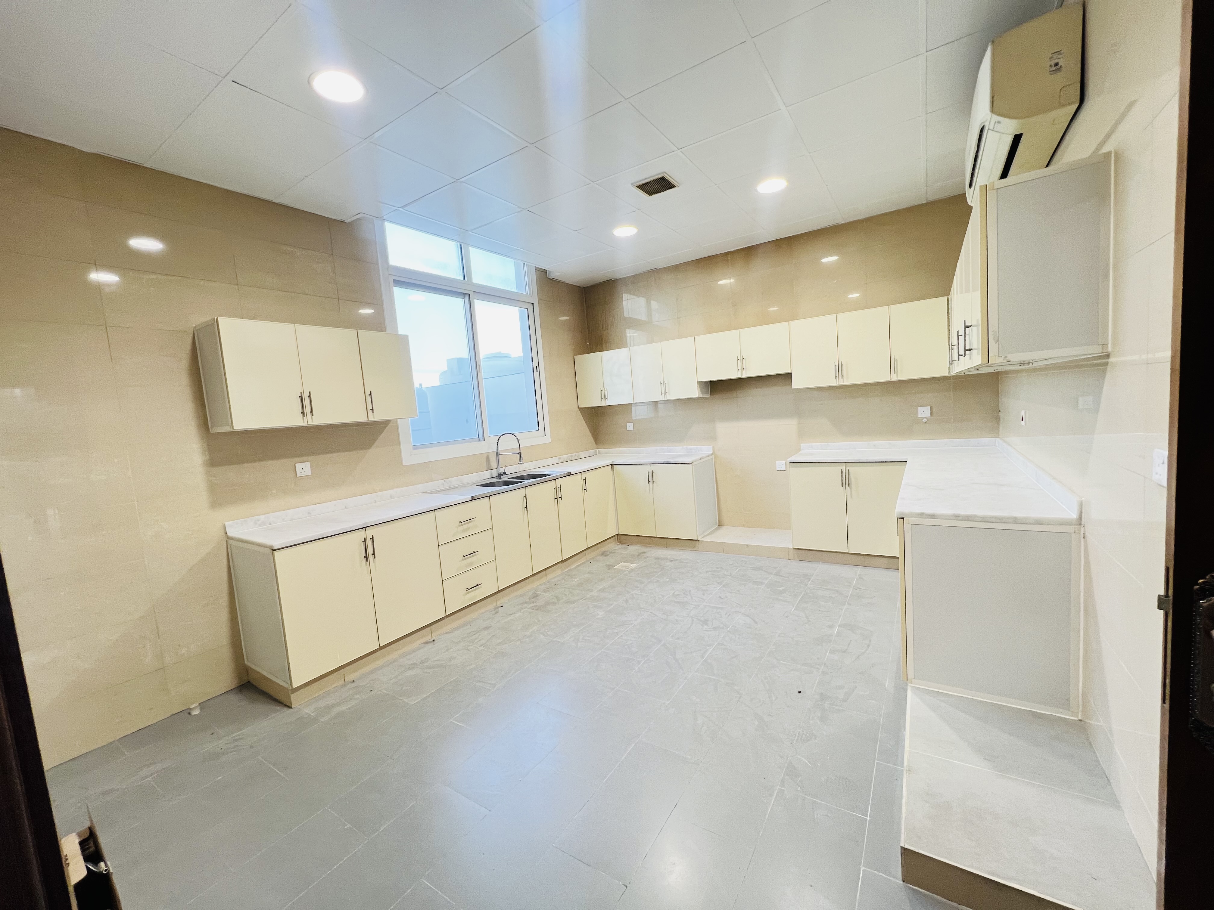 Amazing offer 5 Badroom villa with all master bedroom and wardrobe price 140k