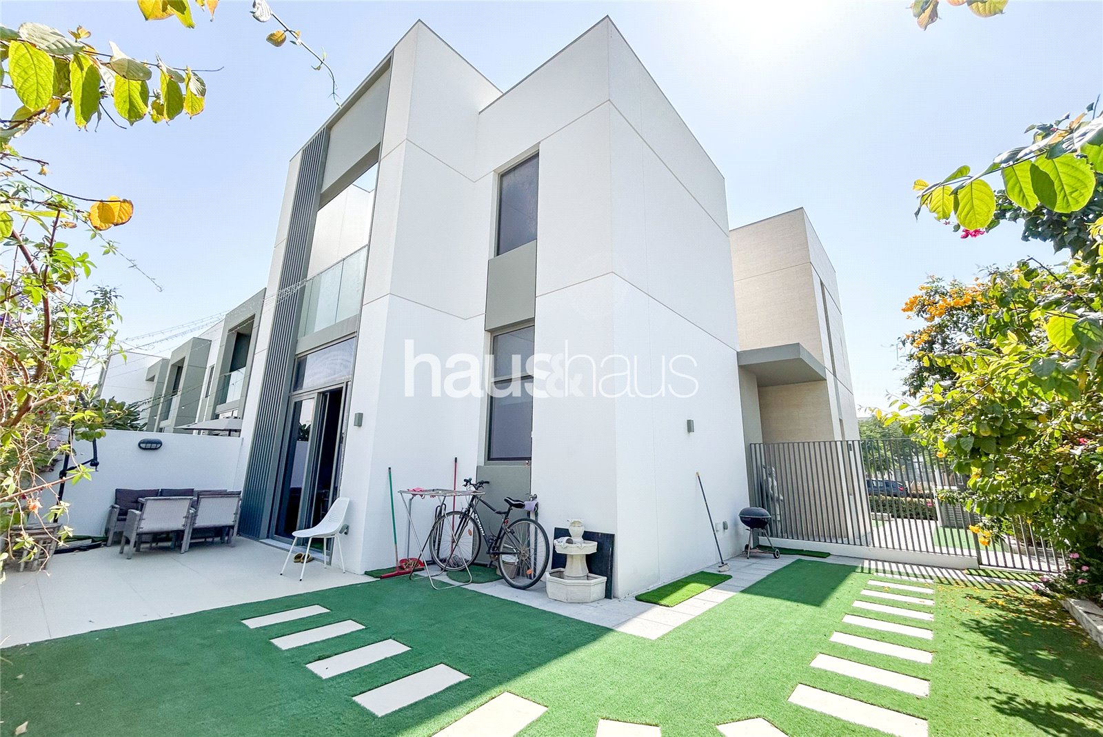 Corner Villa | Natural Light | Kitchen Appliances
