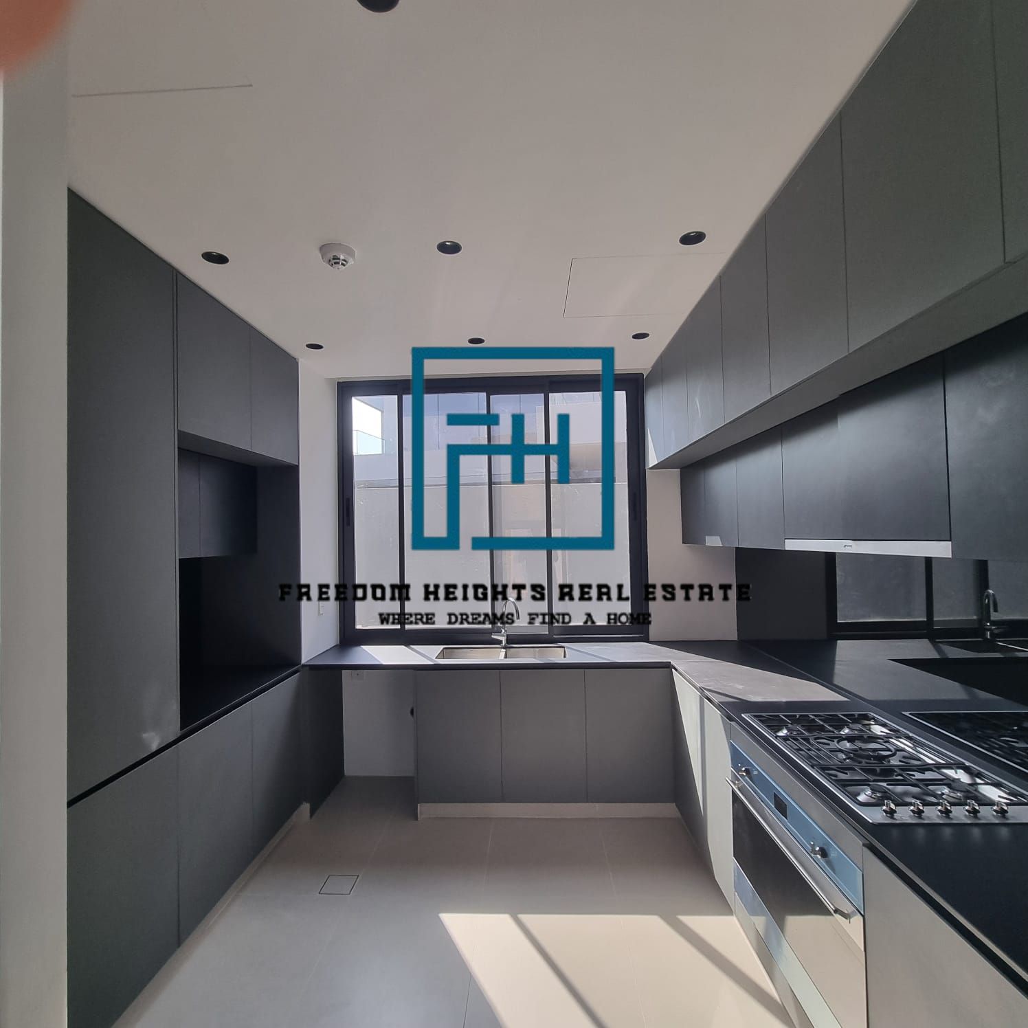 Exclusive Limited signature 5 bedrooms villa / private pool/ Elevator / for sale