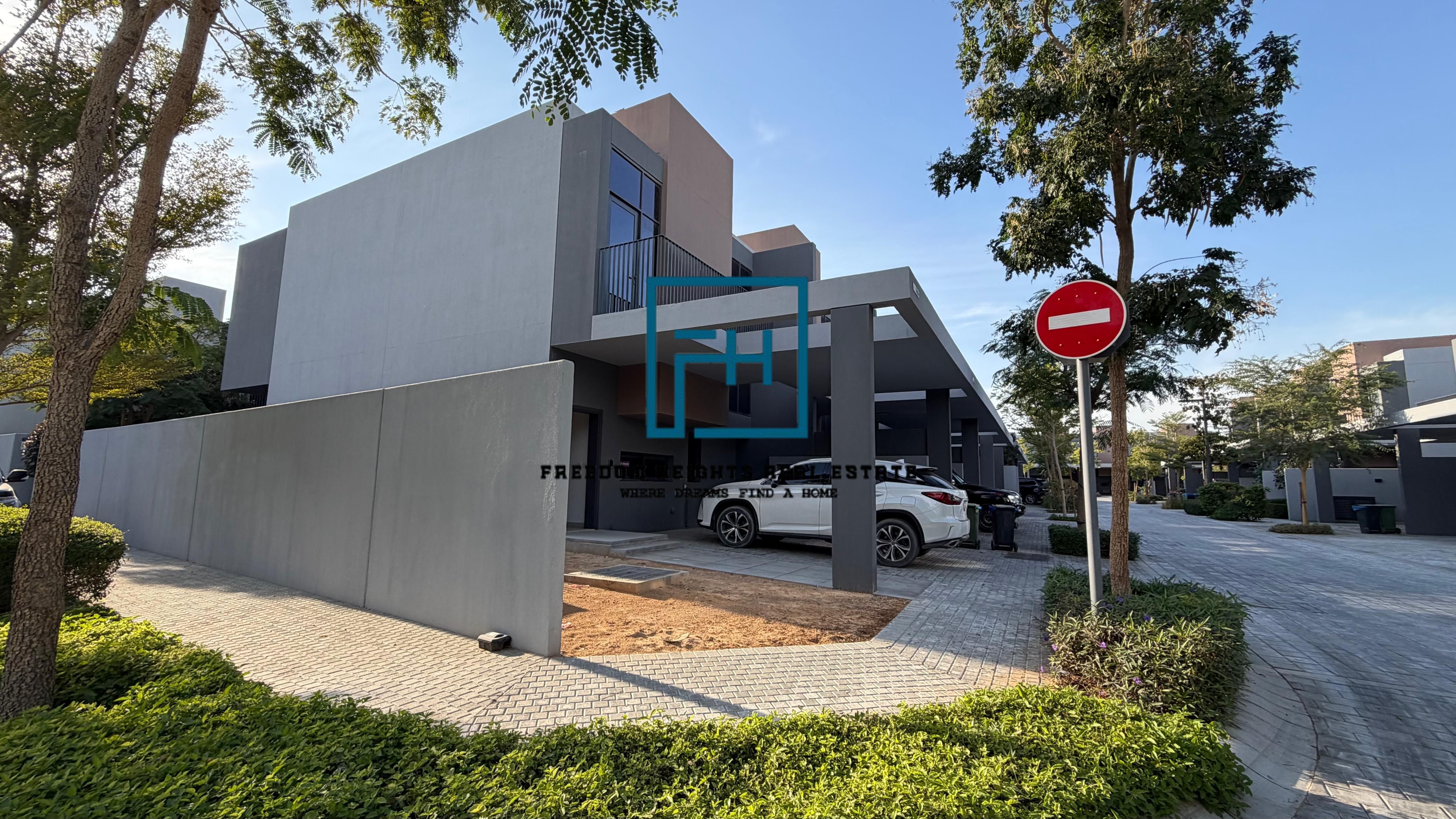 CORNER UNIT 3 bedrooms close kitchen Sendian /Masaar Top-notch amenities