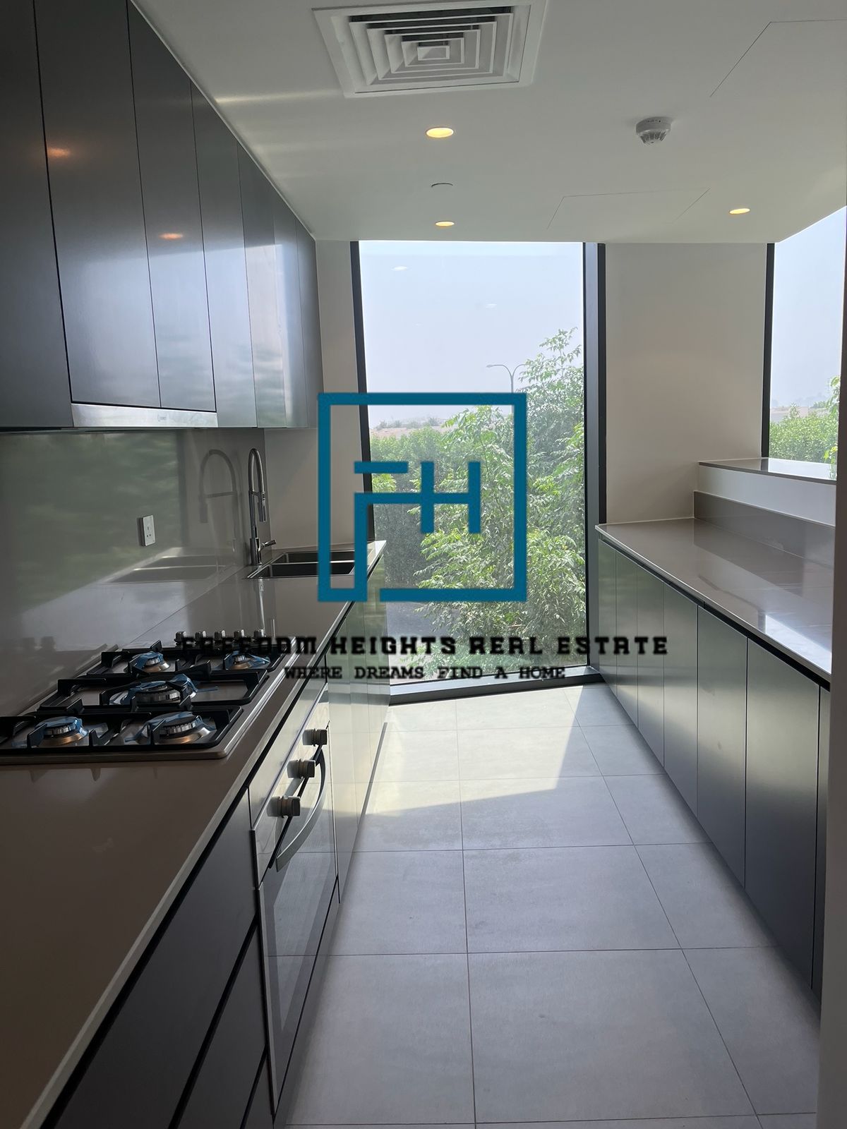 3bedrooms apartment/ Close kitchen/ Spacious balcony/ for rent The gate 1( Al Jada)