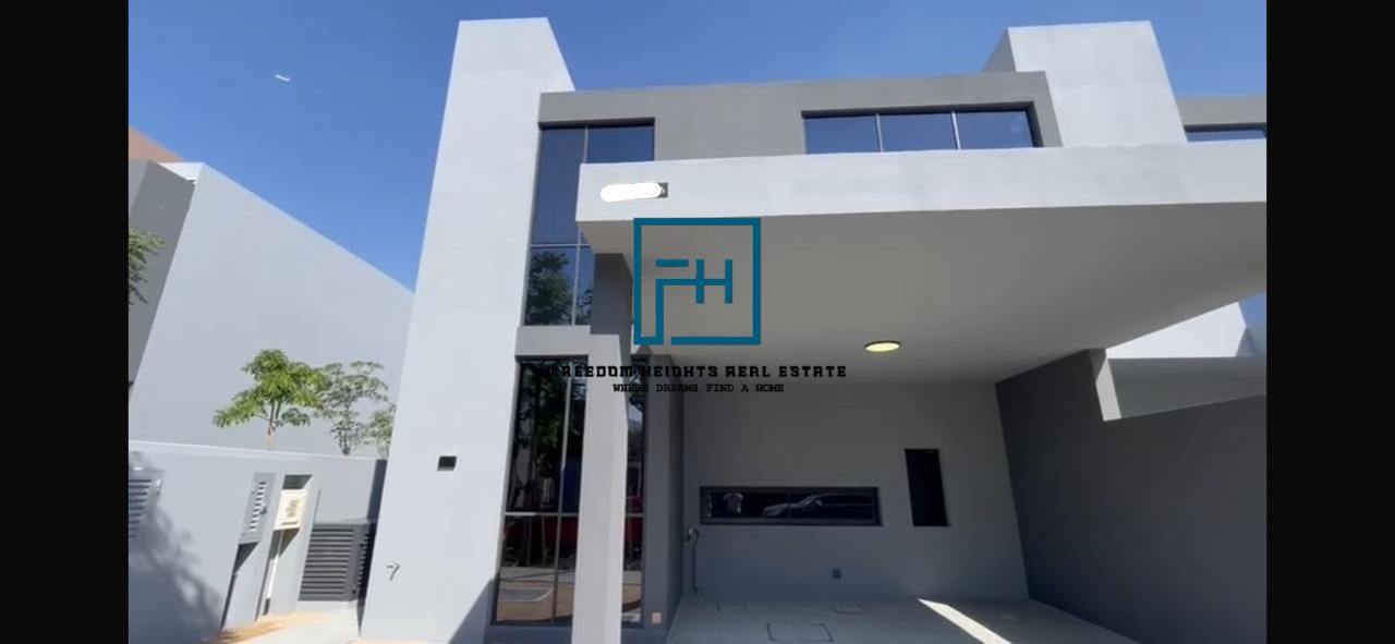 Luxurious 4-Bedroom Townhouse in Robinia,2.6M freehold mortgage & cash