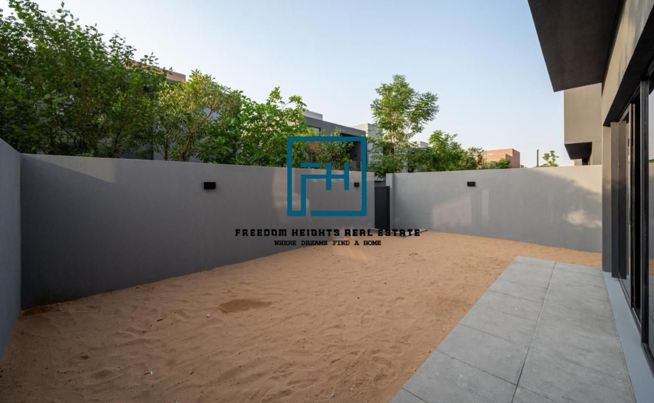 STUNNING 3BR Middle Townhouse | ROBINIA MASAAR