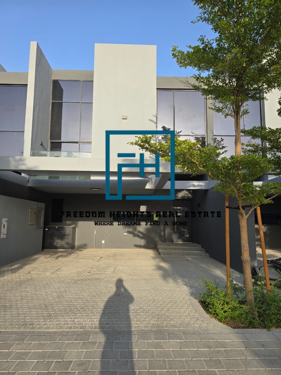 Stunning 3BR Middle Townhouse for Sale