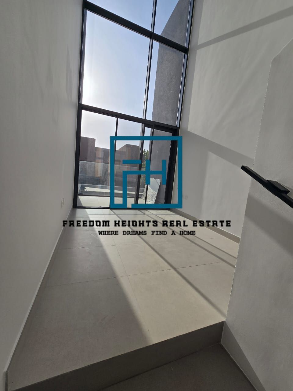 3BR | MIDDLE UNIT | PRIME LOCATION | SMART HOME CONTROL SYSTEM