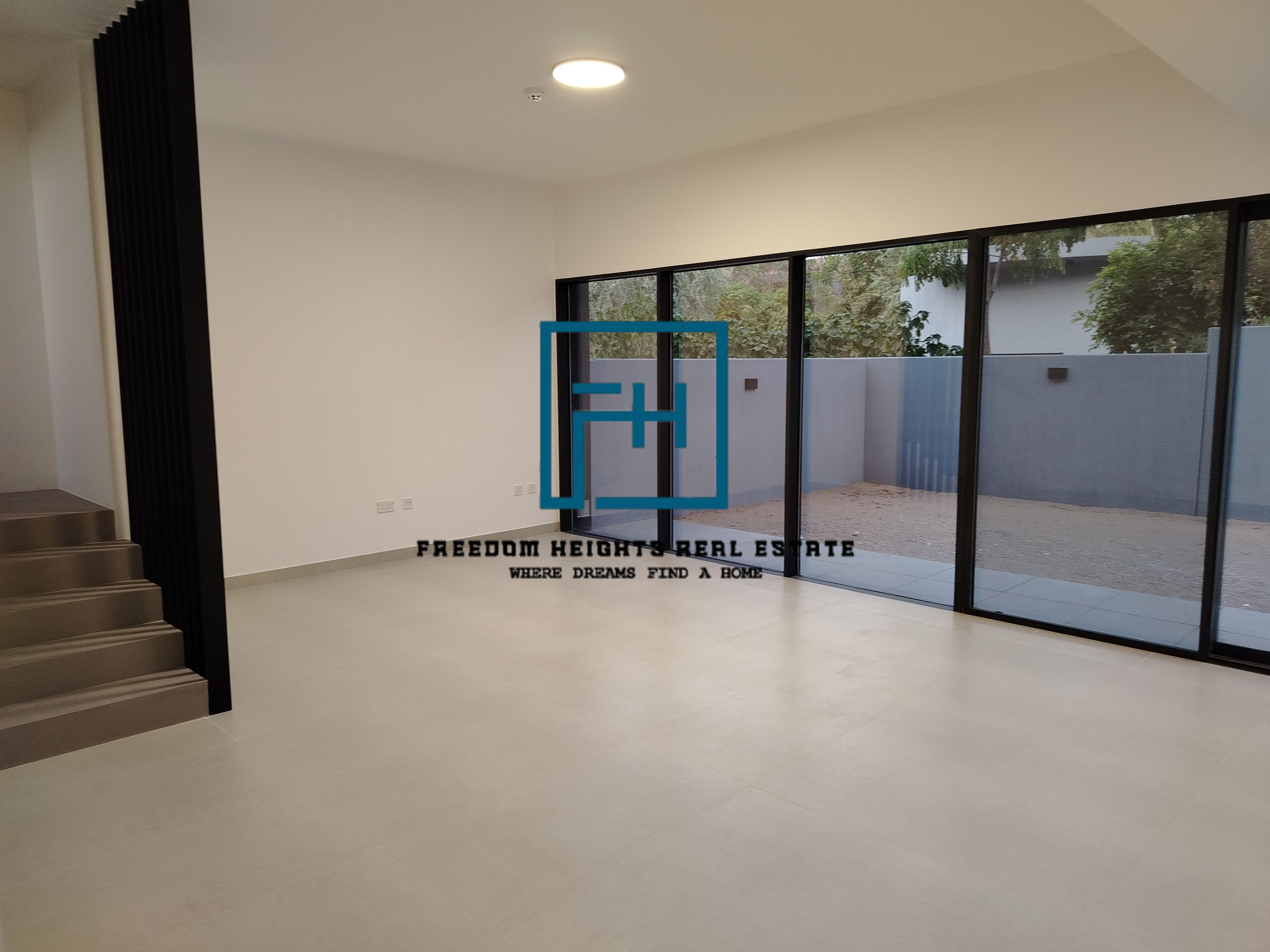 3BED MIDDLE TOWNHOUSE WITH SMART HOME CONTROL SYSTEM