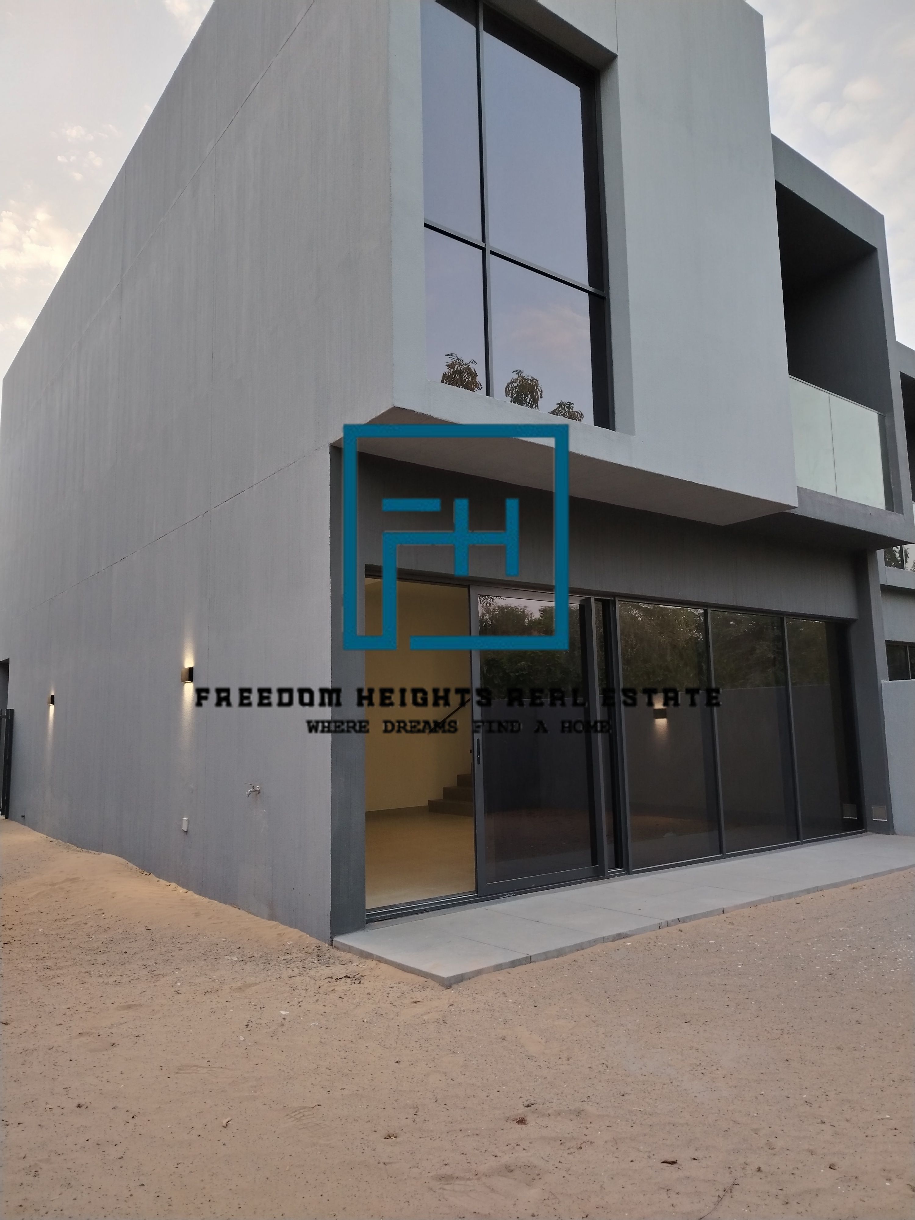 CORNER UNIT | FREEHOLD | PRIME LOCATION
