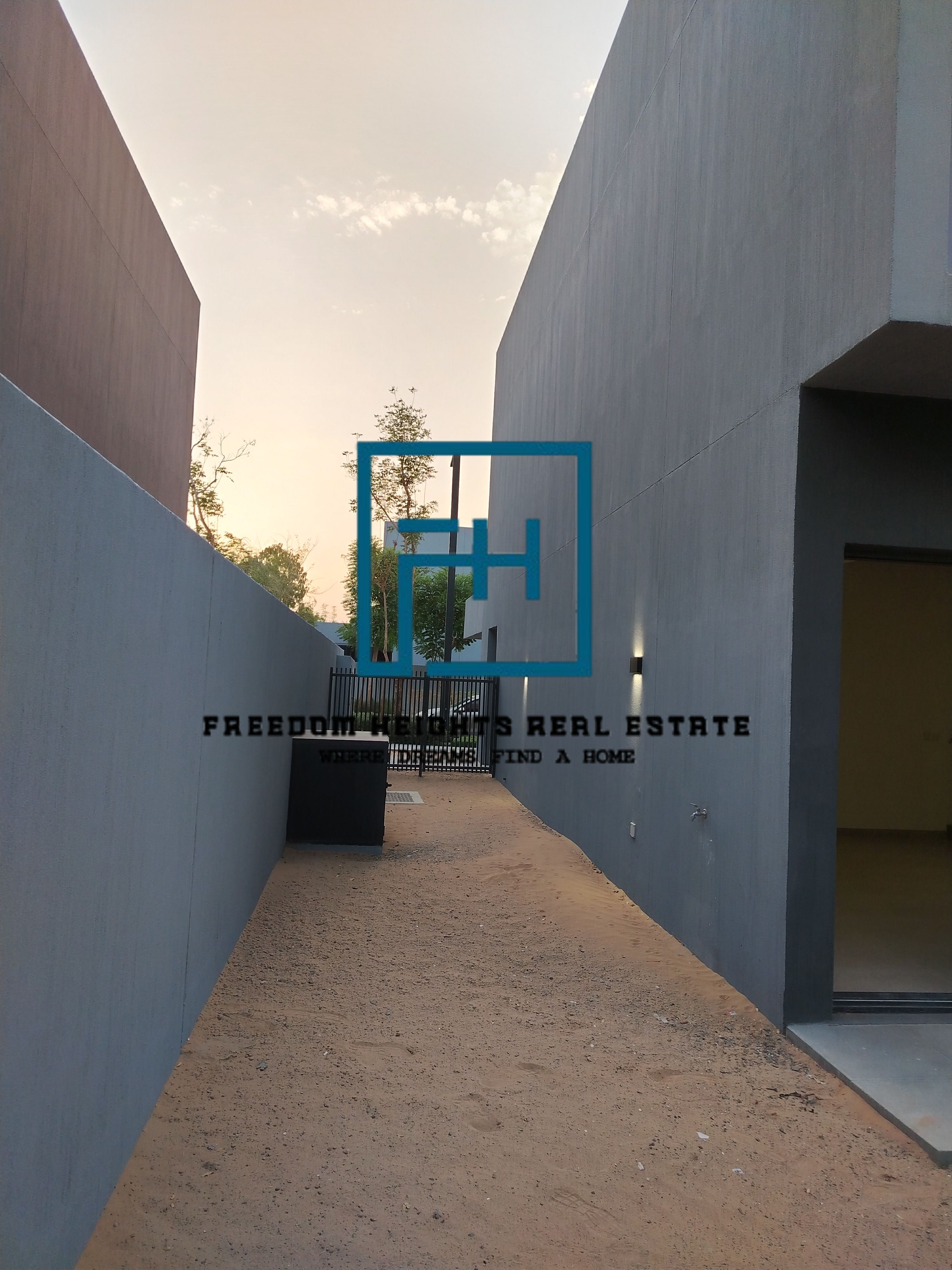 CORNER UNIT | SINGLE ROW | MORE PRIVACY | GOOD LOCATION