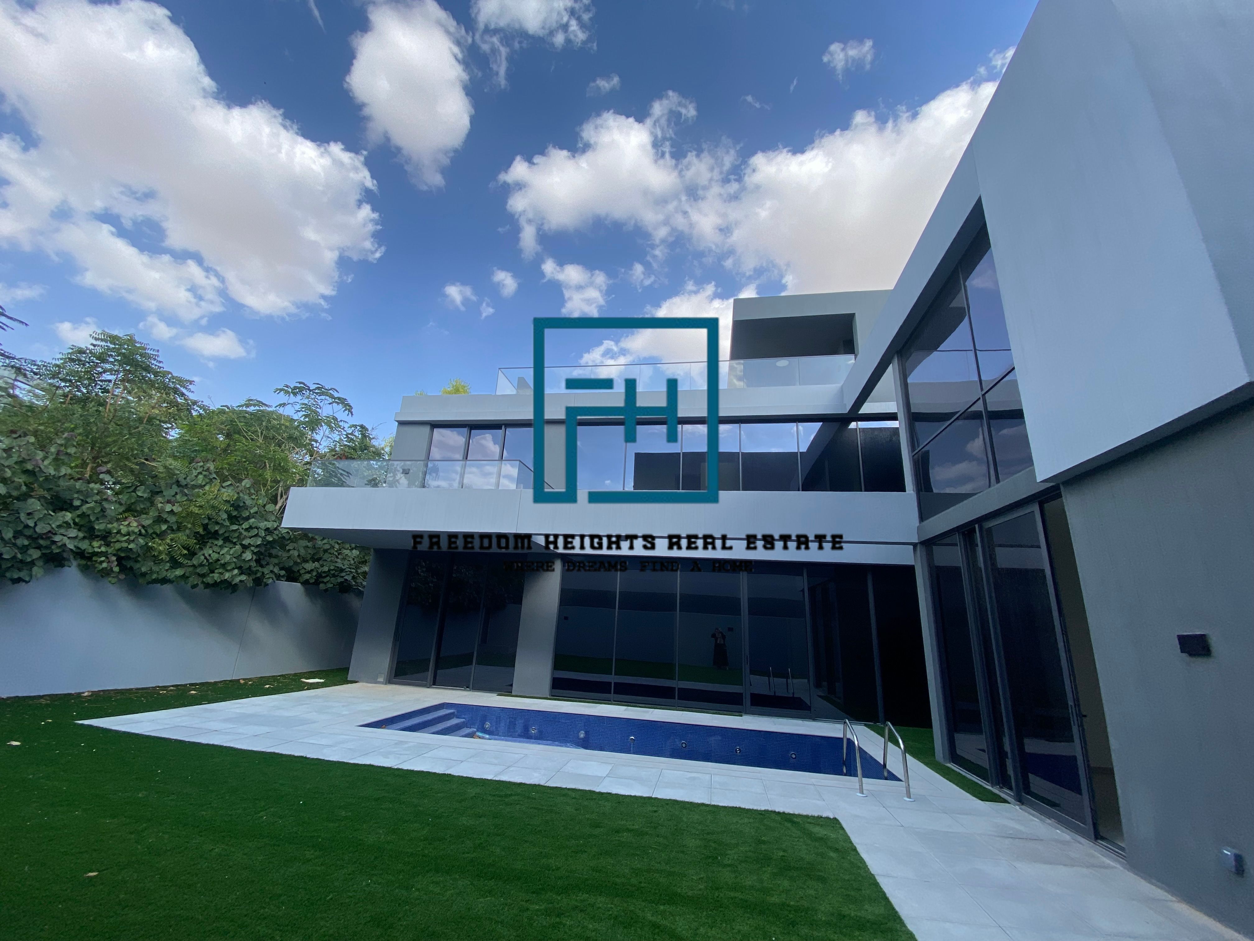 5 bedrooms villa with pool. Available for rent.