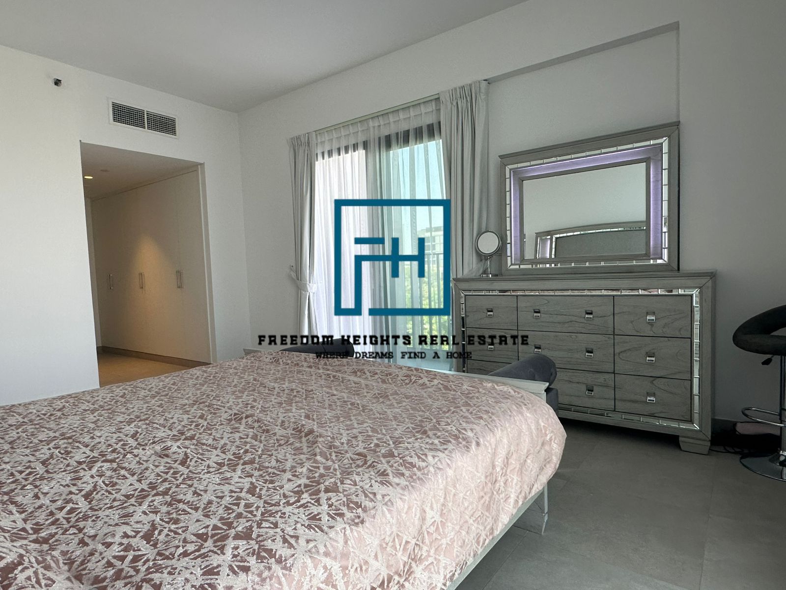 Middle 4 bedrooms townhouse for rent in phase 2.