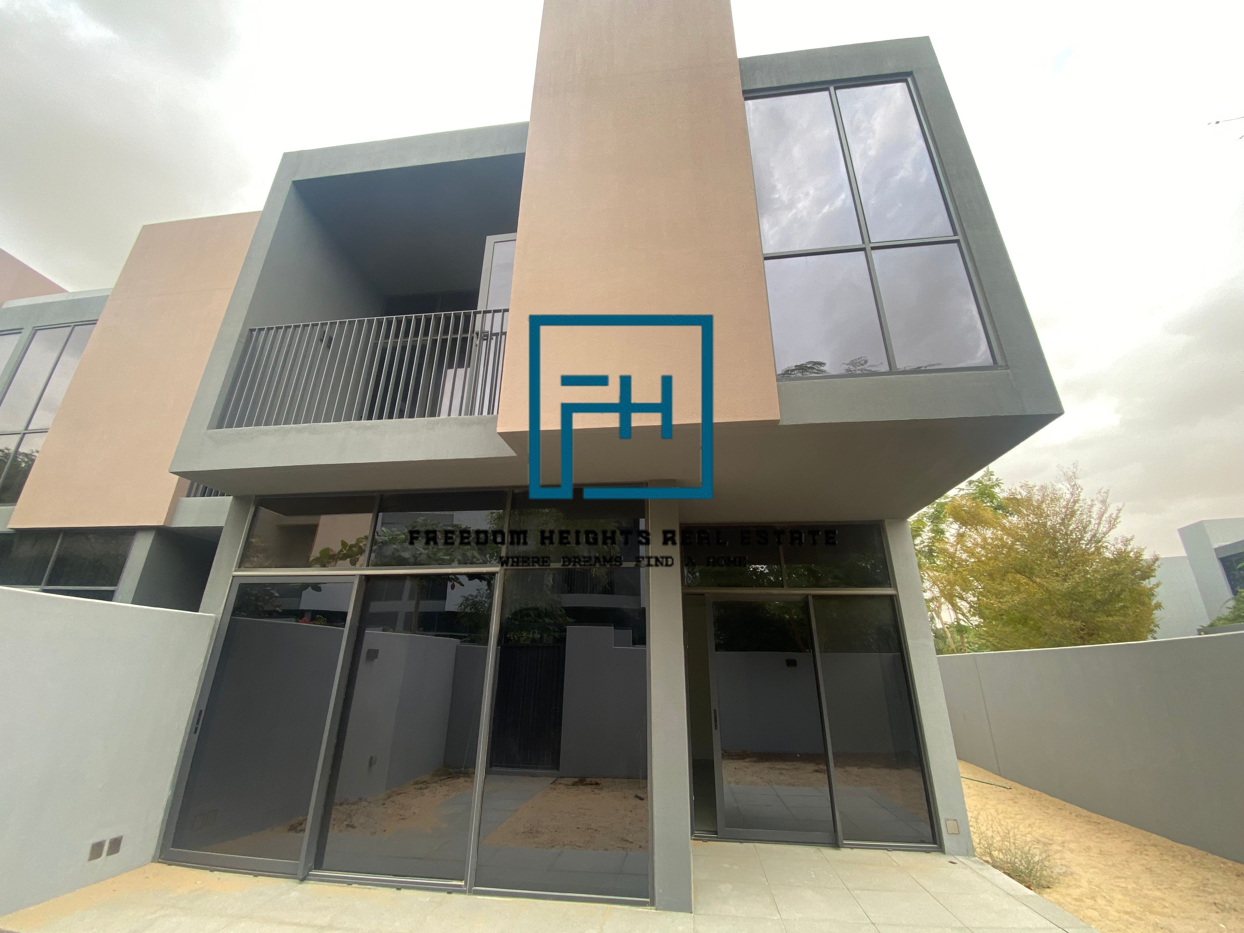 4 bedrooms corner townhouse available for rent.