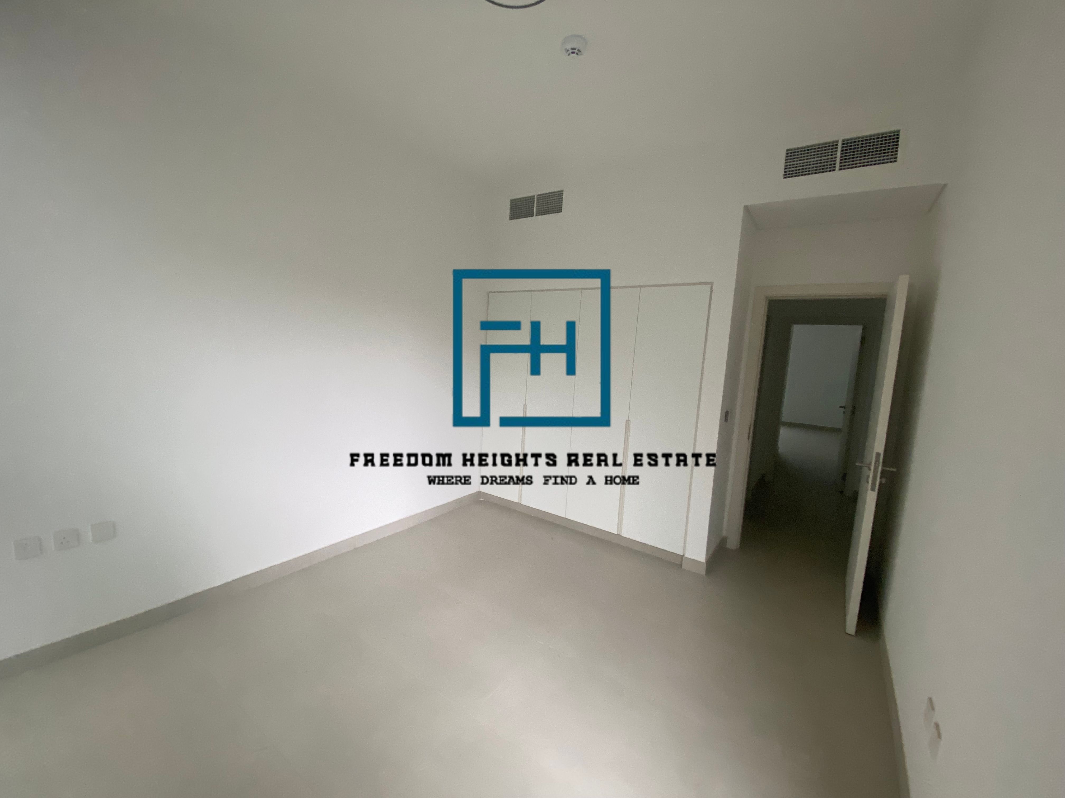 4 bedrooms corner townhouse for rent.