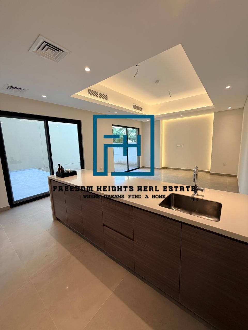 3 bedrooms townhouse ready to move for rent.