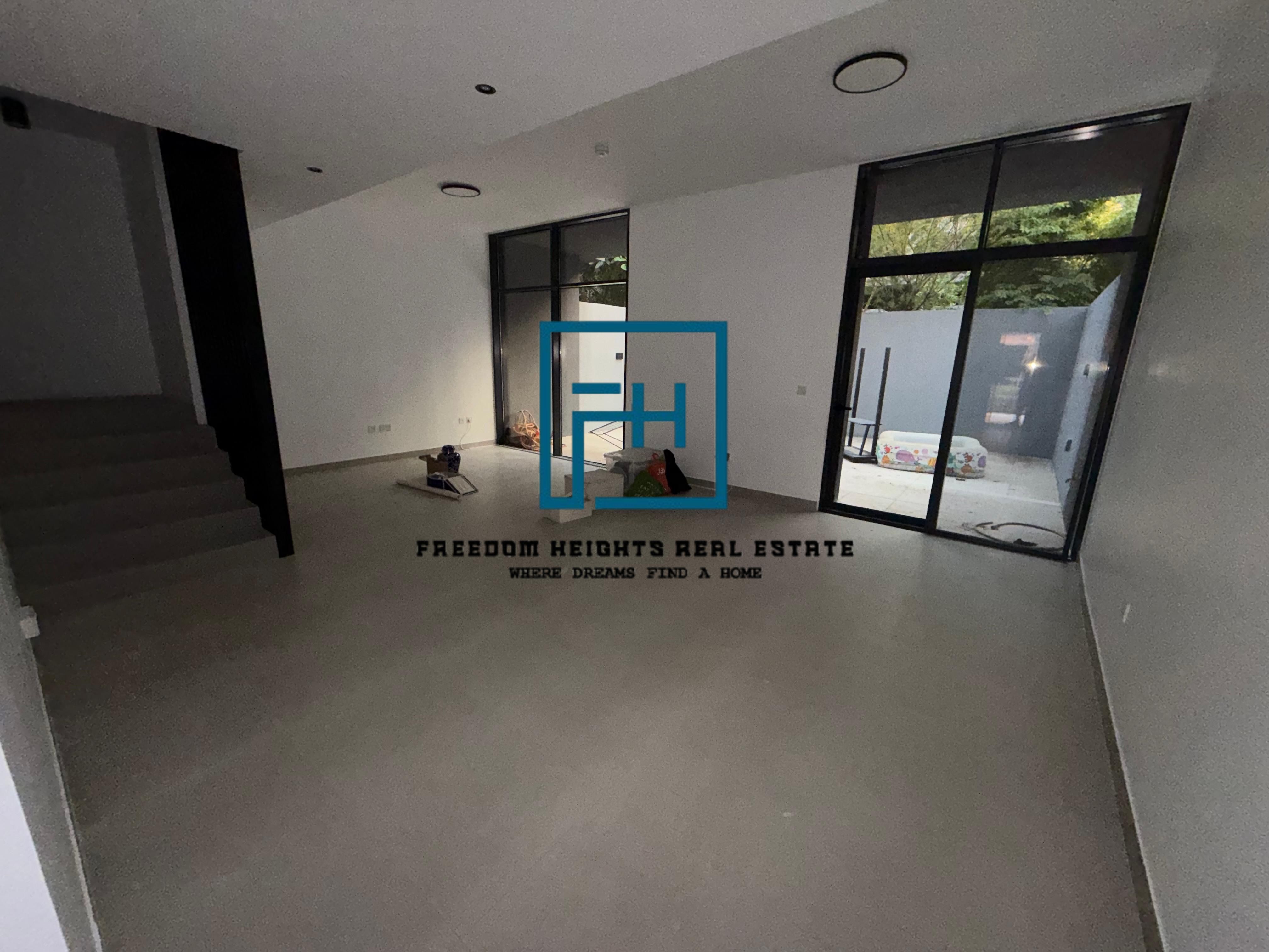 3 bedrooms middle townhouse available for rent.