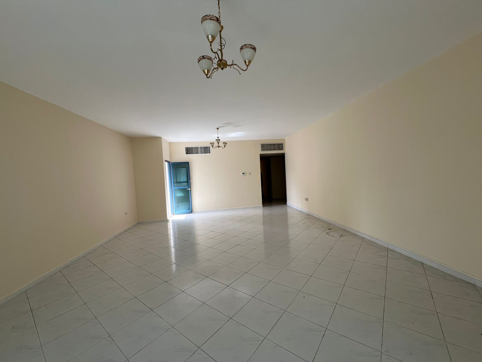 Open view / 2 balconies / 3 bedrooms and a living room / Built-in wardrobes / Suitable for families