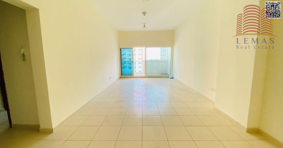 Two empty rooms with sea view and parking space