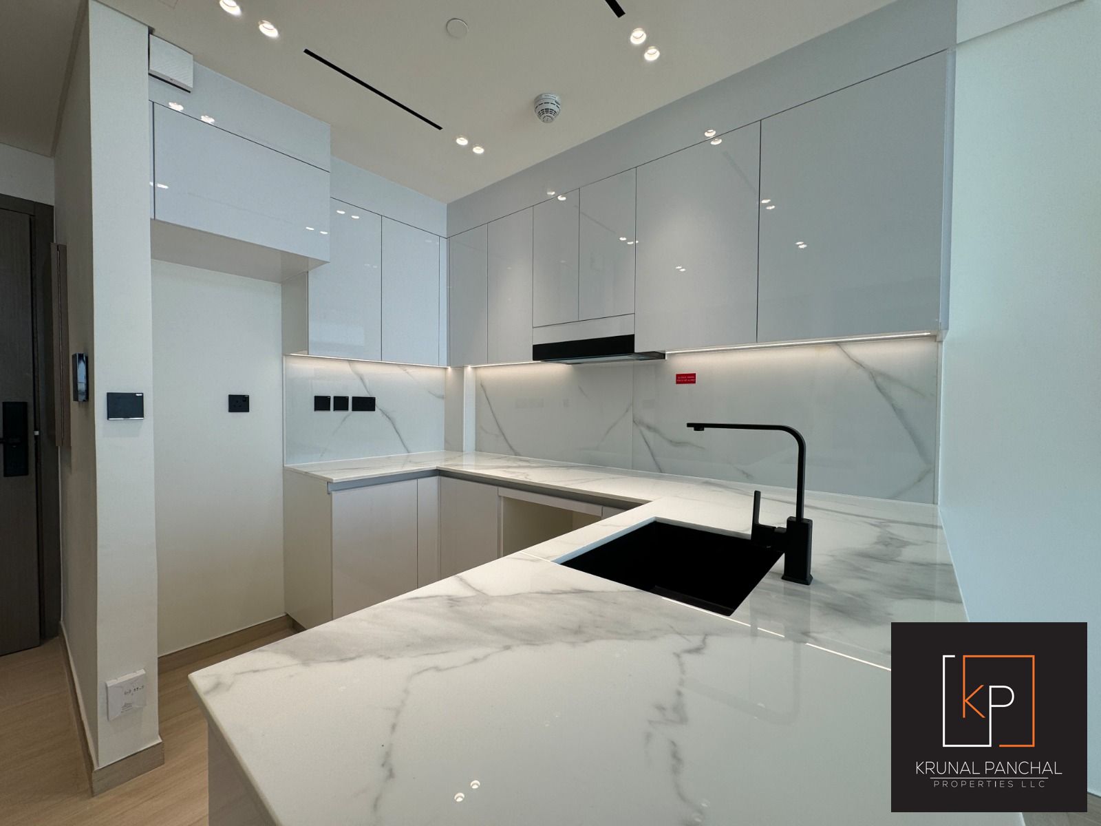 SPECIOUS | VACANT | HIGH FLOOR