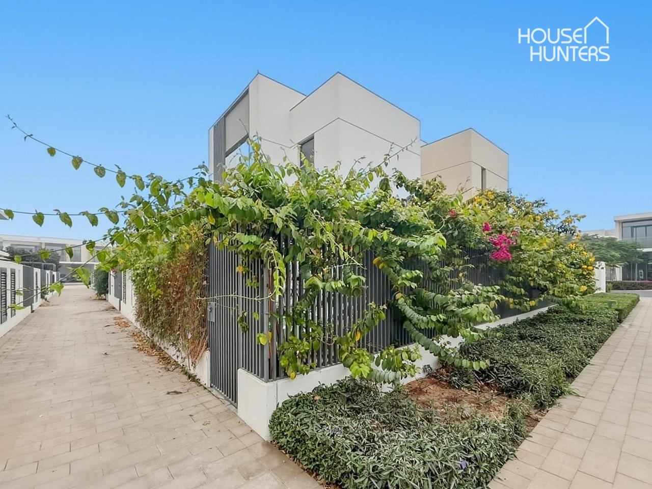 Landscaped | Corner | Near pool | With appliances