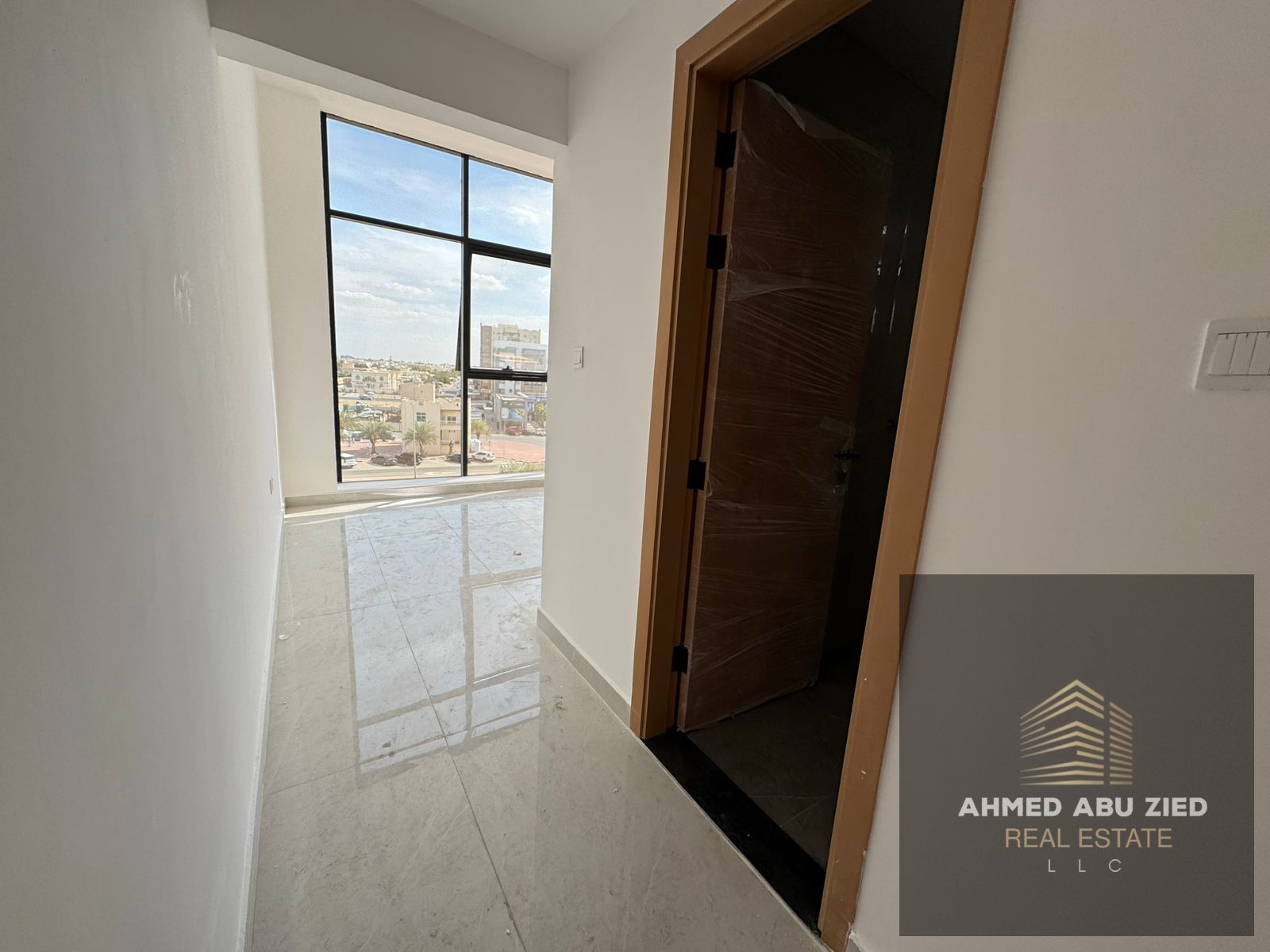 First occupancy apartment consisting of two master bedrooms, a spacious living room, a fully equipped kitchen, and three bathrooms. Full maintenance i