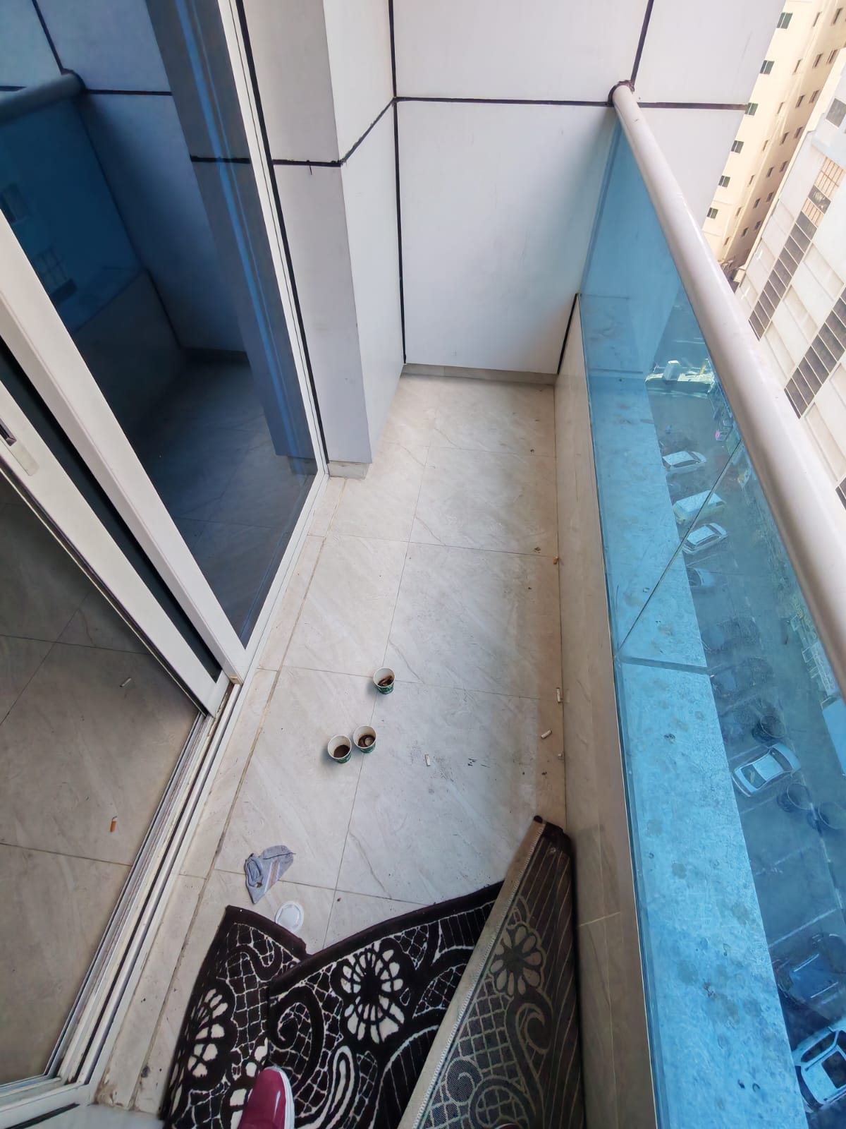 For rent 3 bedroom apartment with maid room in Al Majaz 2 near the lake, 2 bathrooms, balcony and free parking.