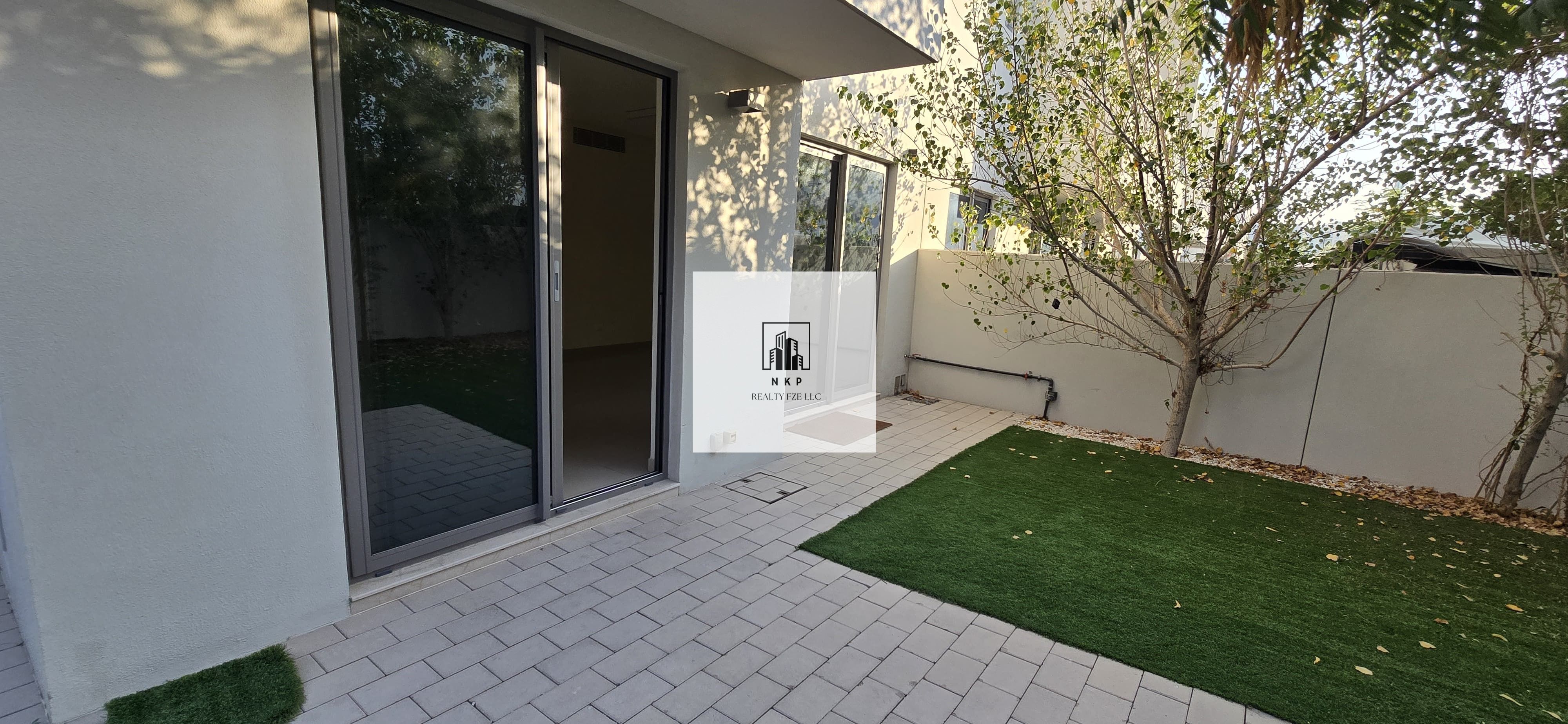 Spacious luxurious 3bhk corner townhouse with maid room and big garden