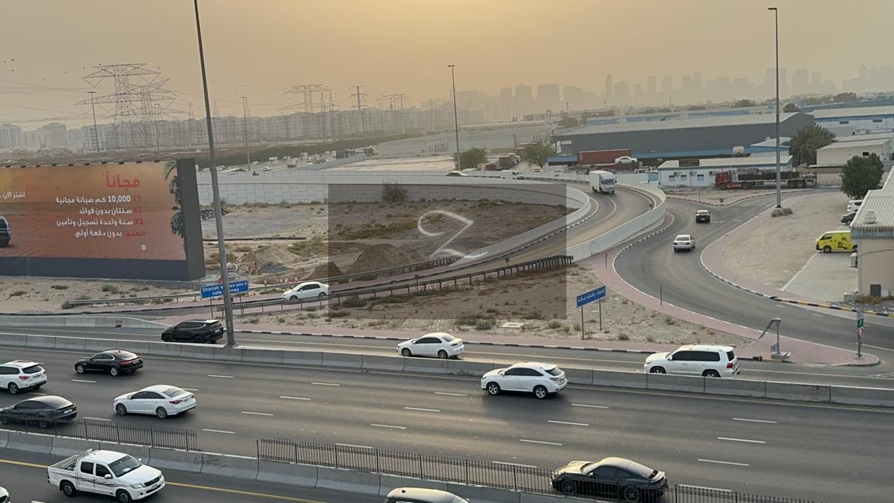For annual rent walled land in Sharjah / industrial (17 ).