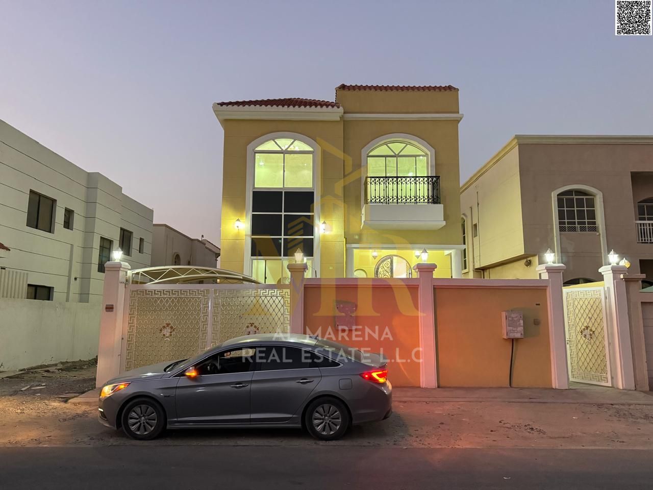Villa for sale in Al Rawdah 2, on a street and alley, price includes electricity, water, and air conditioning. Very prime location, freehold ownership