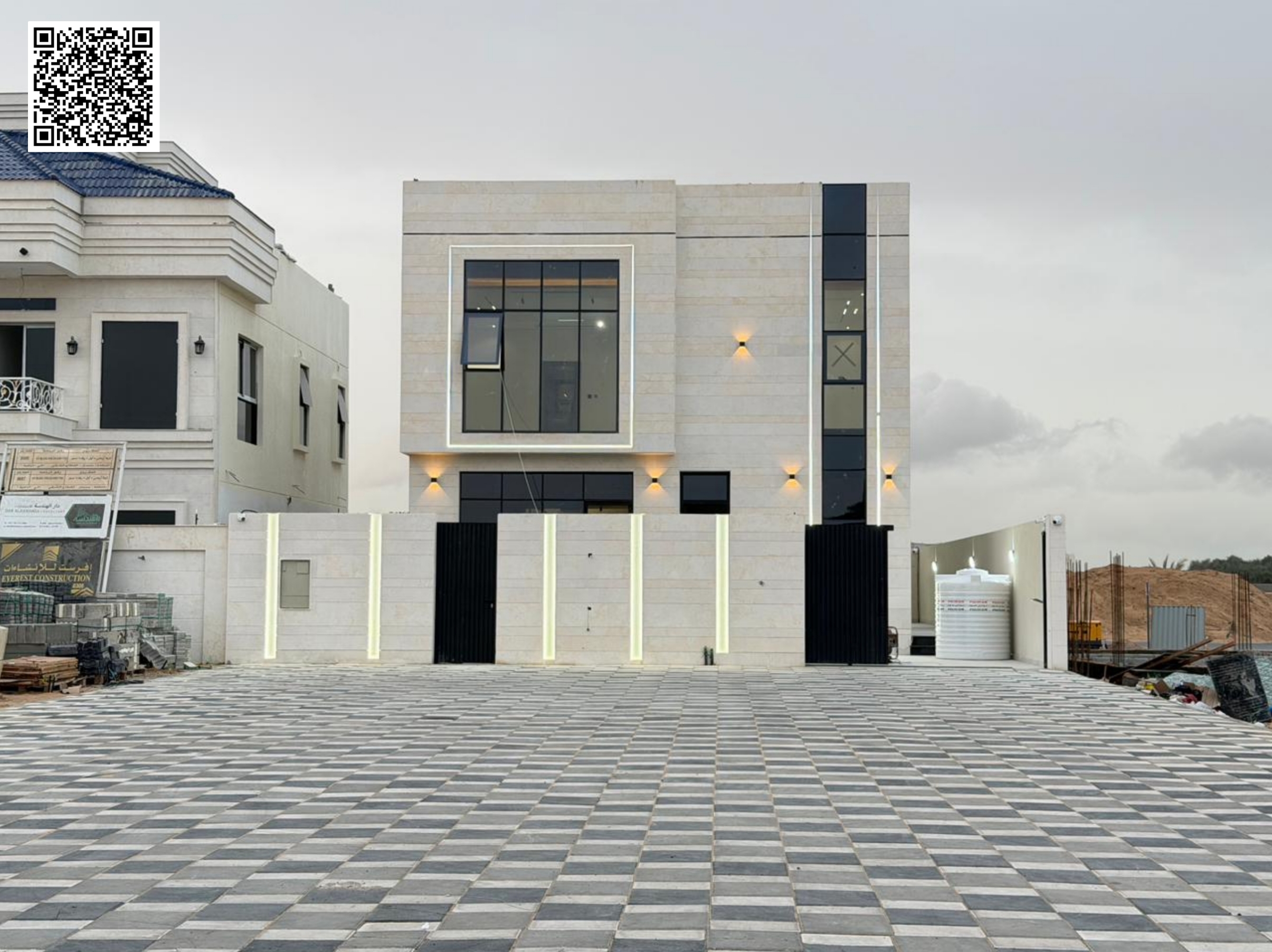 Villa for sale at an attractive price across from the mosque, including registration and ownership fees. Freehold ownership for all nationalities.