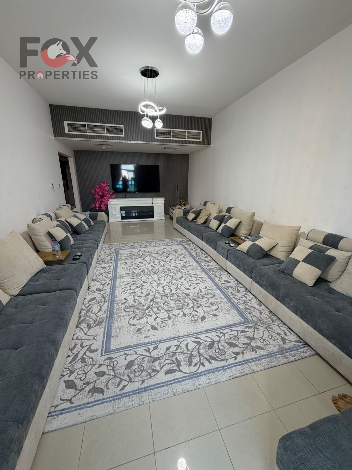 For sale: Two-bedroom apartment with a living room with brushes. Location: Horizon Towers. 3 bathrooms. Area: 1700 sq ft.