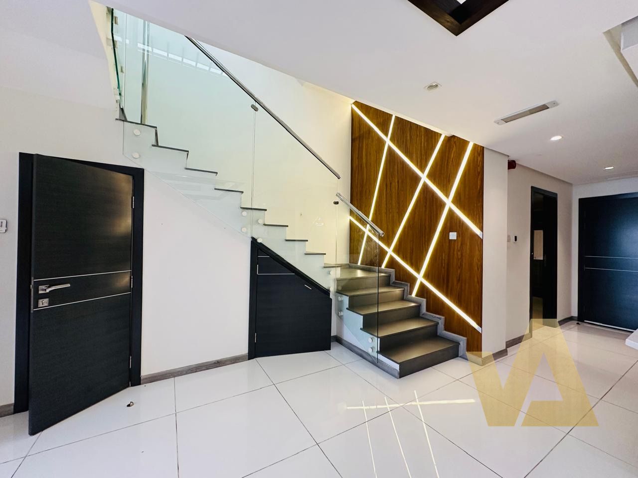 Middle Villa | Fully Upgraded | Vacant Soon