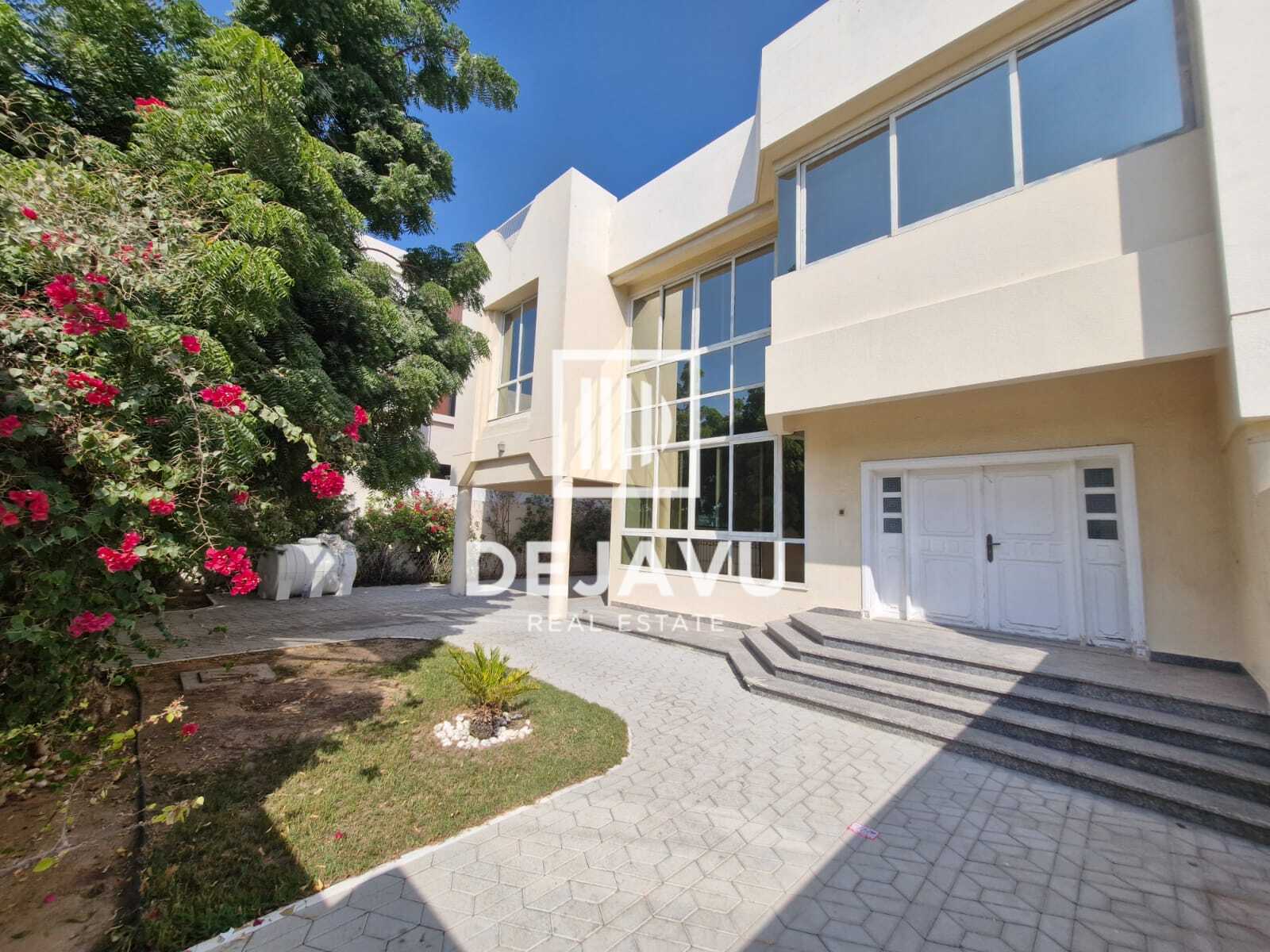 Spacious 4 BR Villa Great Location | Private Pool | Near the beach