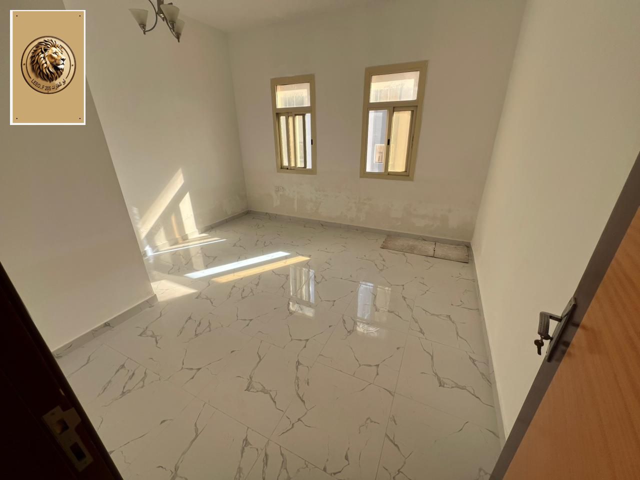 Apartment with a living room for rent in Al Alia area. Price: 30,000 AED Payments: 4 installments. Near the Dubai and Sharjah exit.
