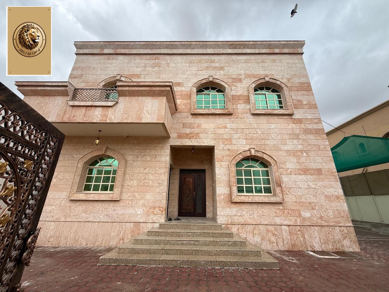 Luxury villa for rent in Al Mowaihat 2 - large area and multiple parking spaces.