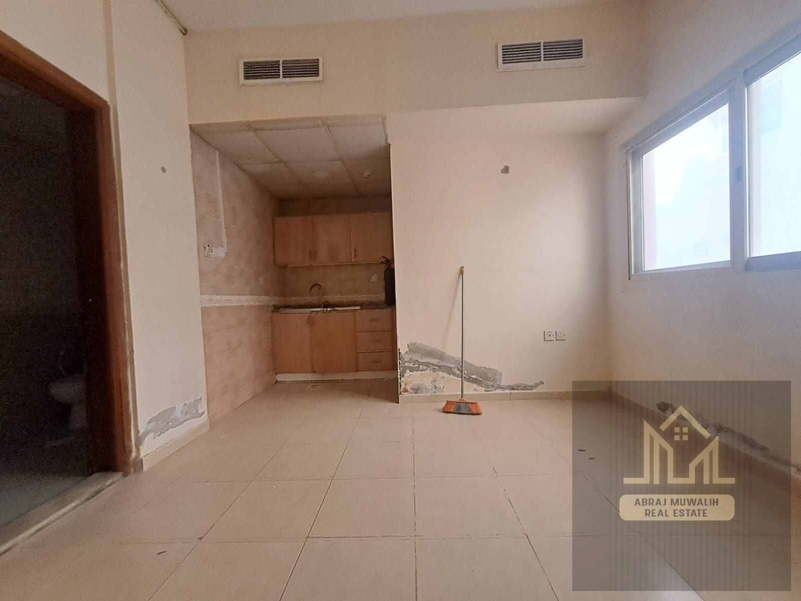 Ready to move apartment available prime location free parking
