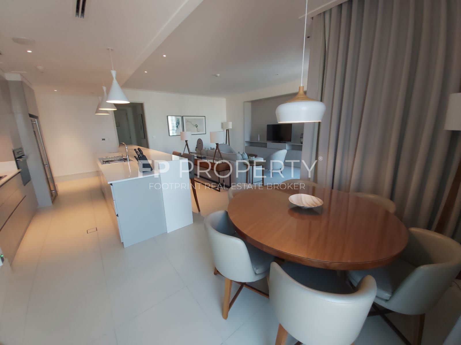 Luxurious 2 BrApartment | High Floor study Room