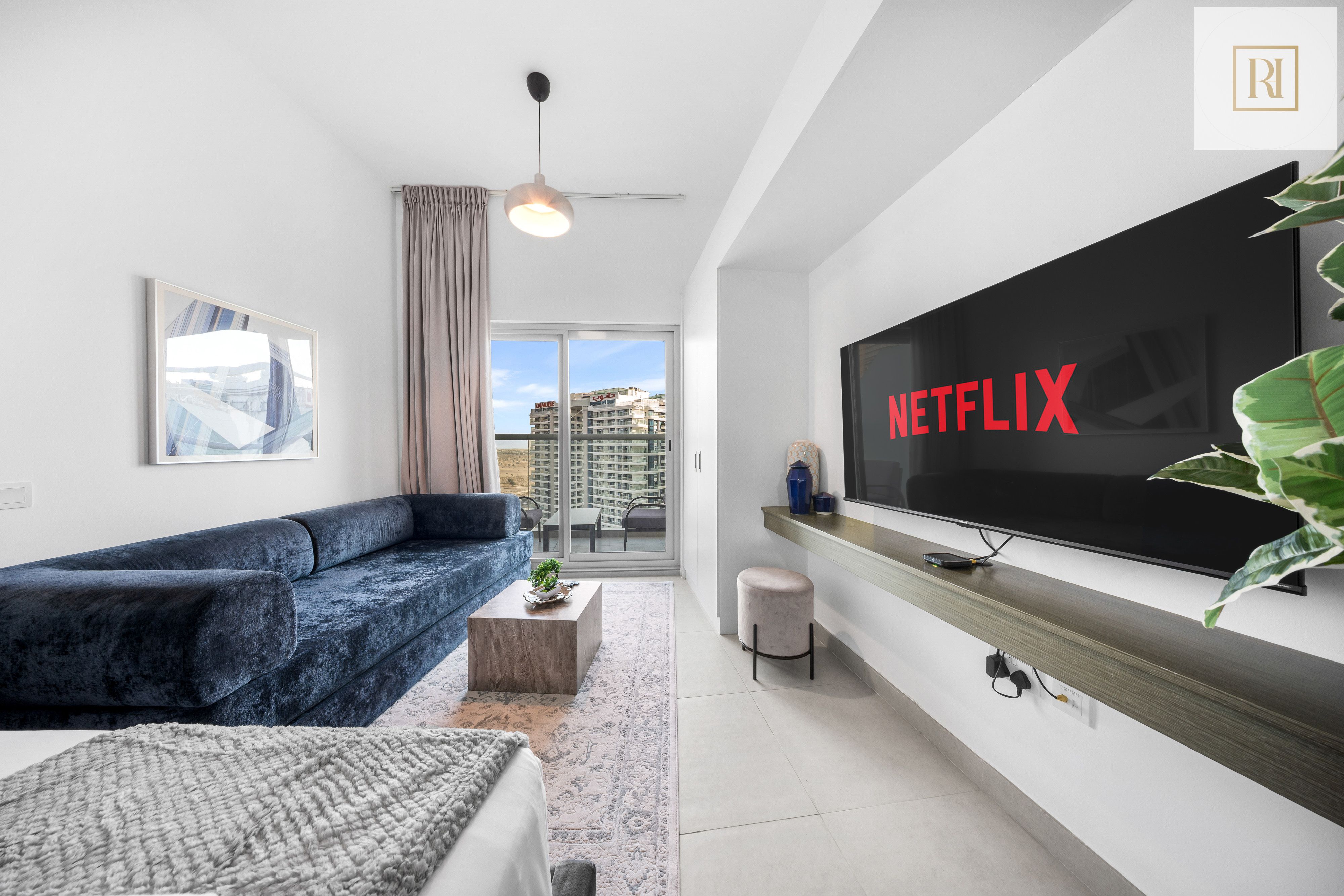 Stylish Studio in New Modern Building - Sleeps 4